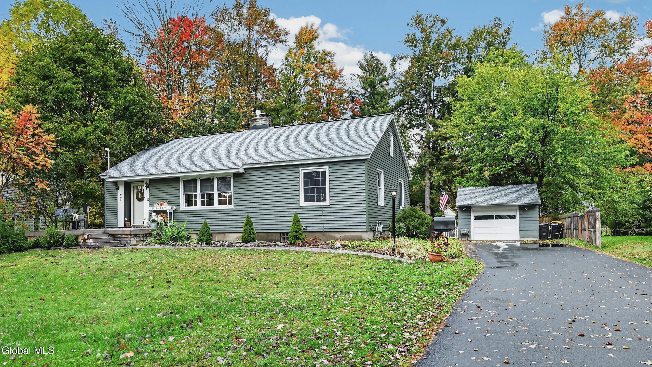 11 Ellen Lane — photo