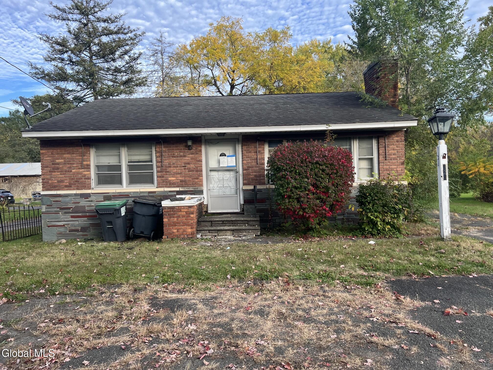 121 Hudson River Road — photo