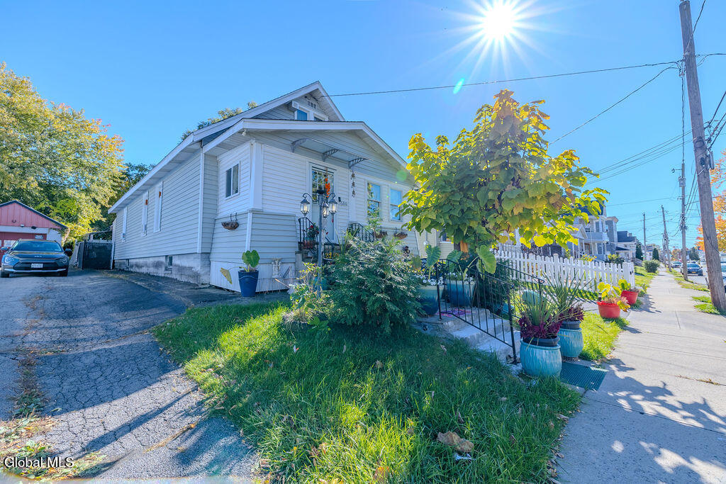 1680 Carrie Street — photo