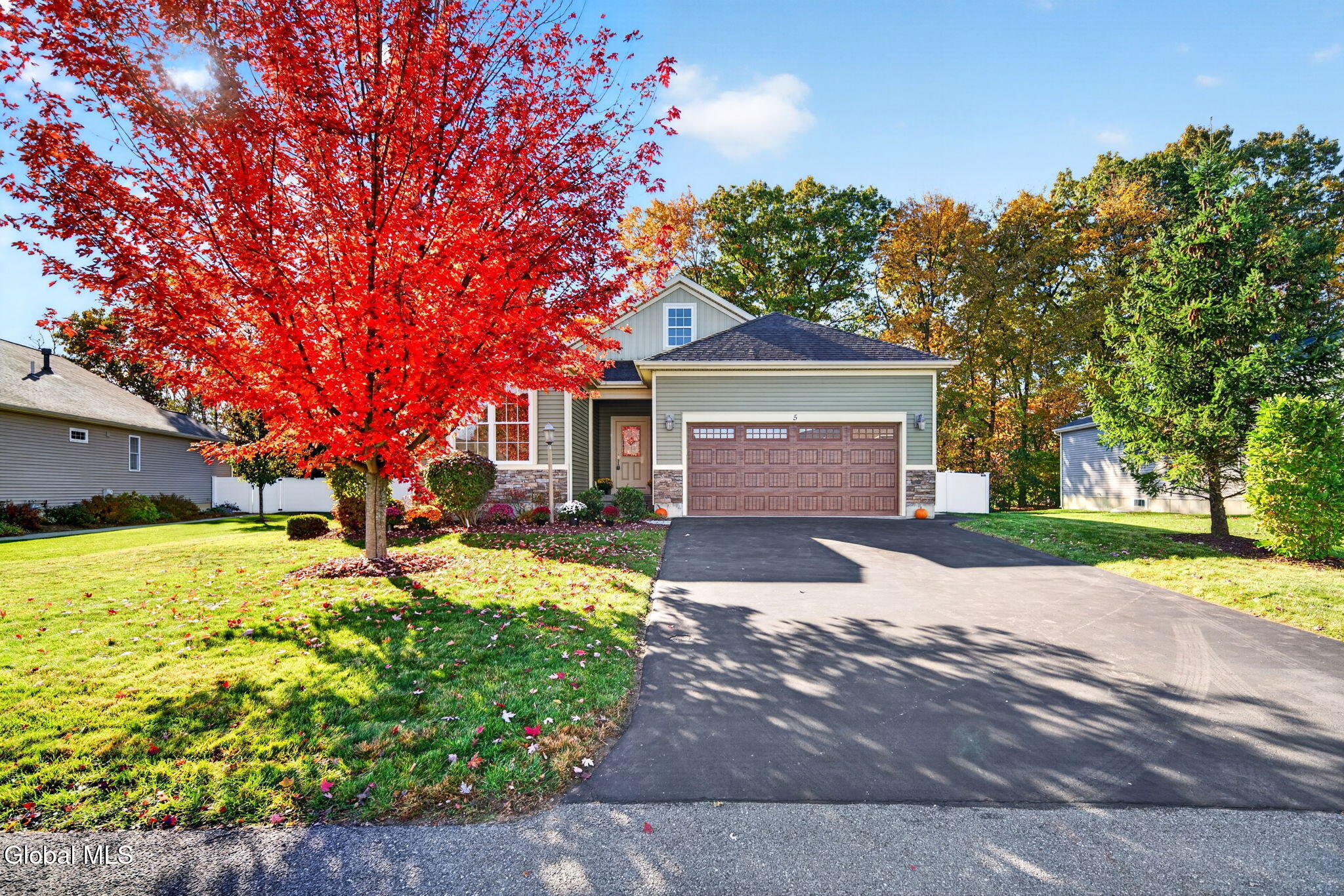 5 Highcroft Court — photo
