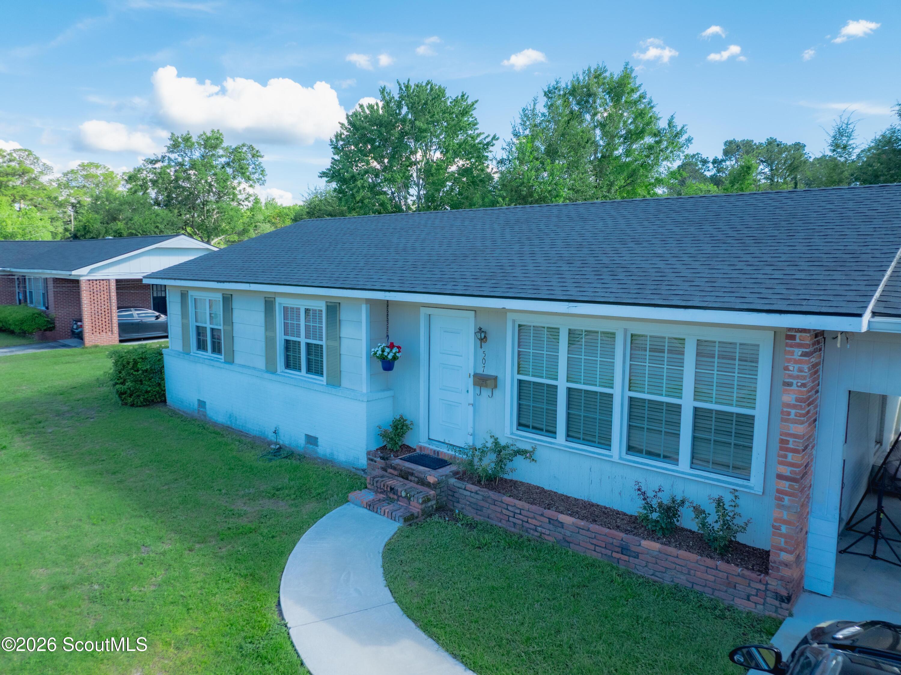 507 Pineview Drive — photo