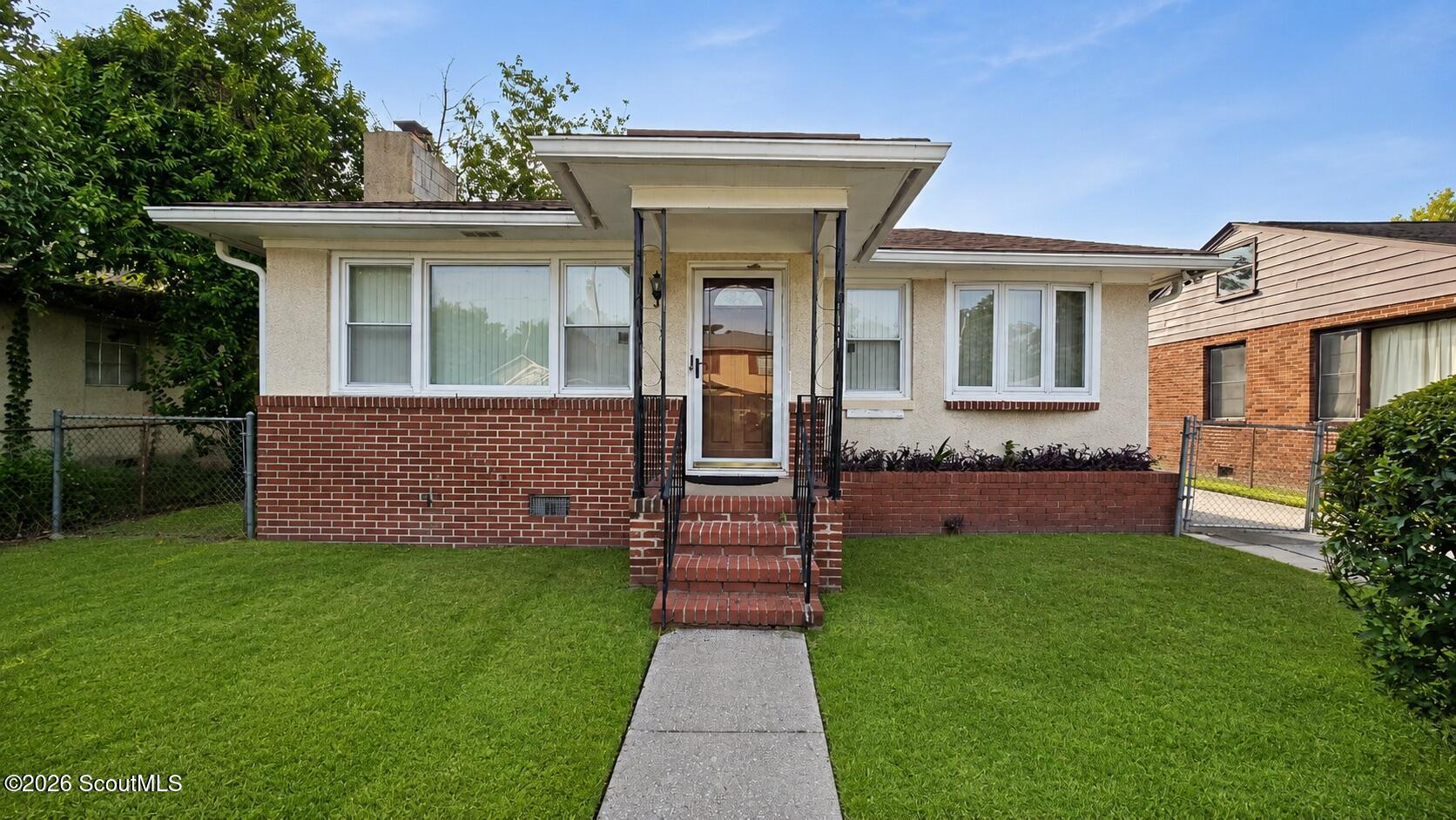 916 Carver Street — photo