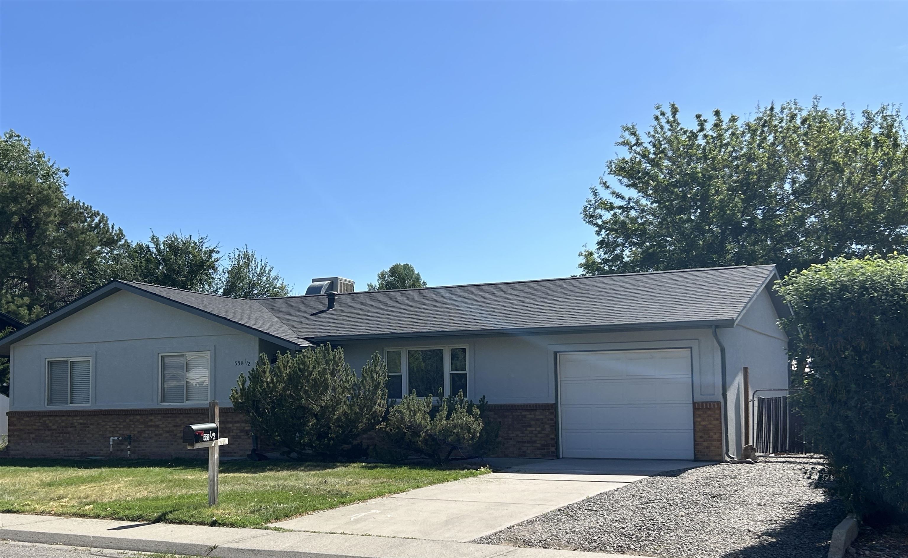 558 1/2 Eastmoor Drive — photo