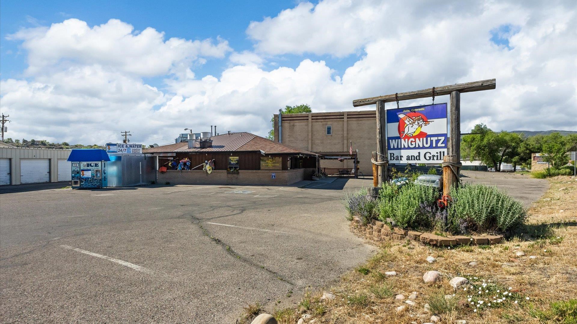 WingNutz Railroad Avenue — photo