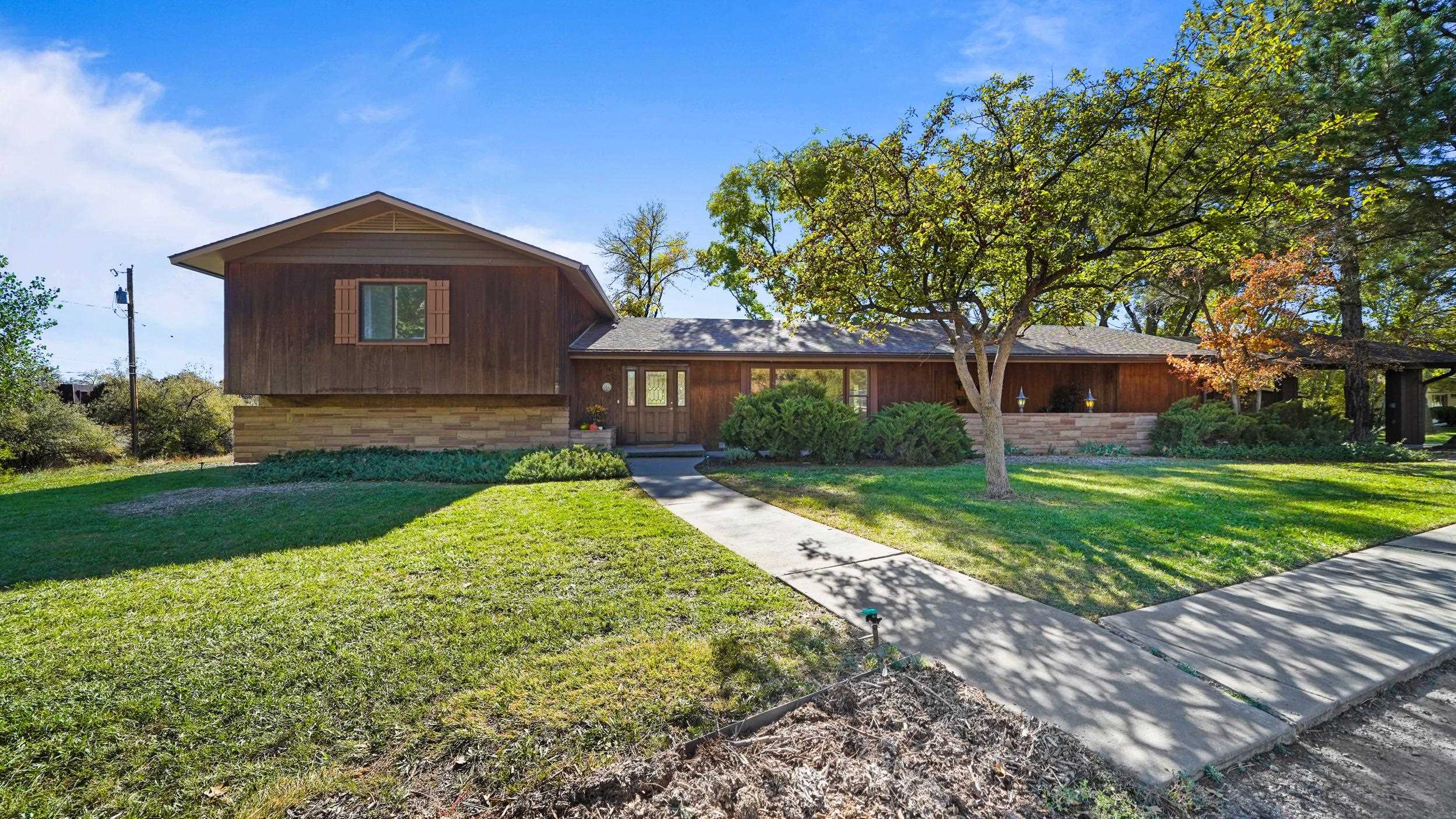 698 Round Hill Drive — photo