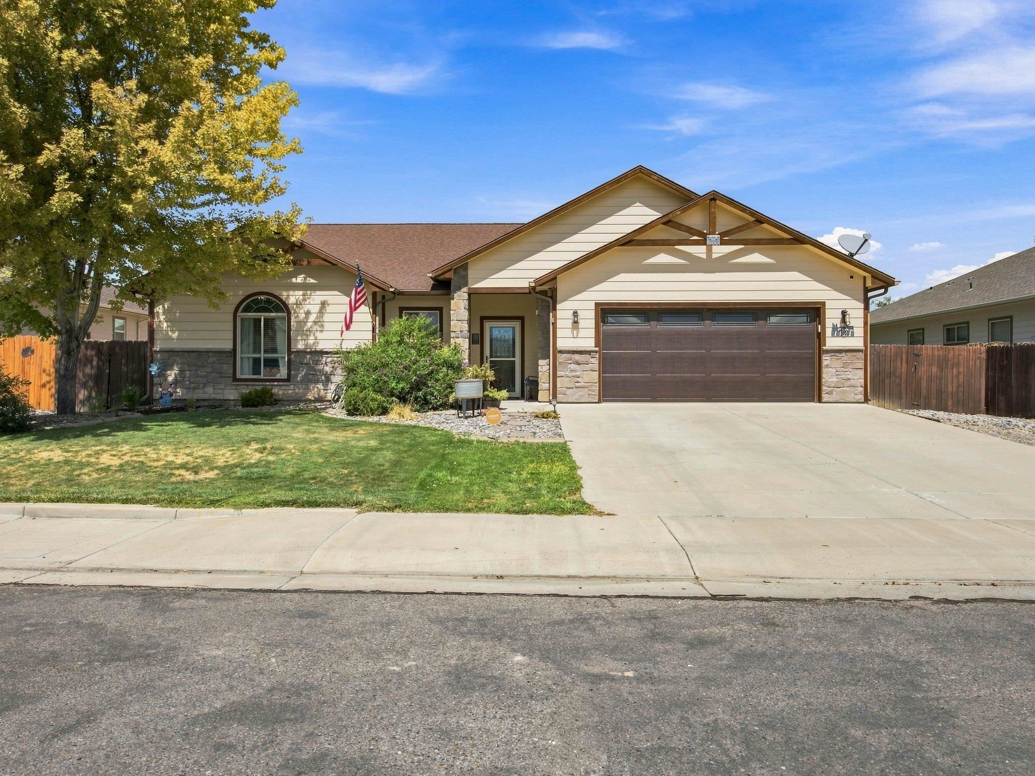 1421 Bobcat Way — photo