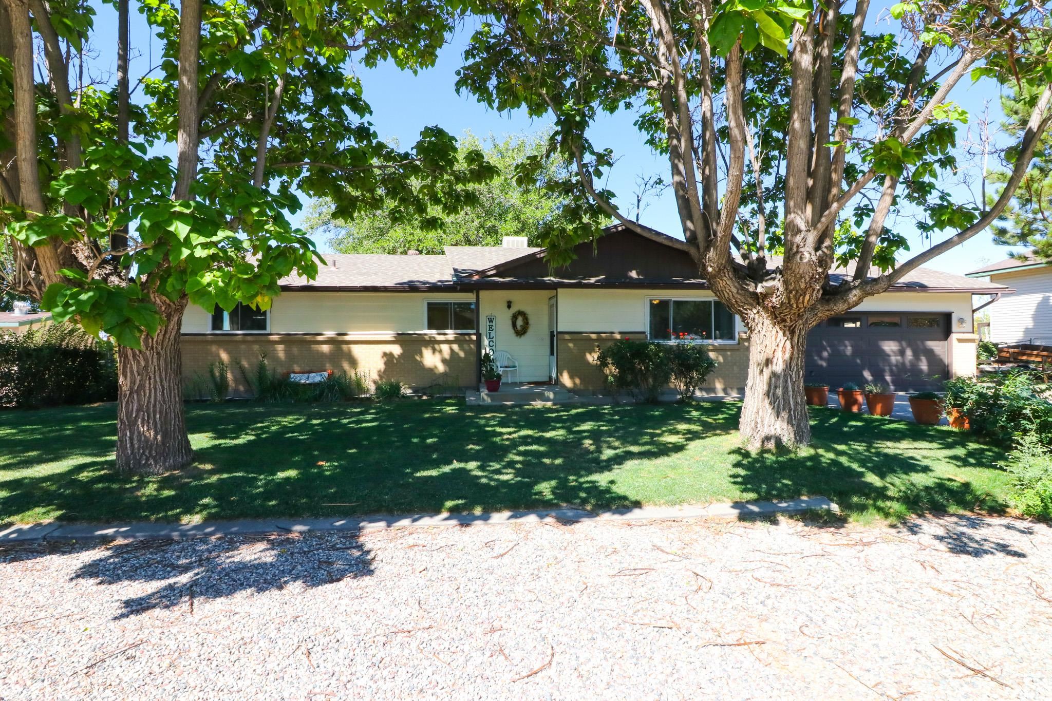 611 Hudsons Bay Drive — photo