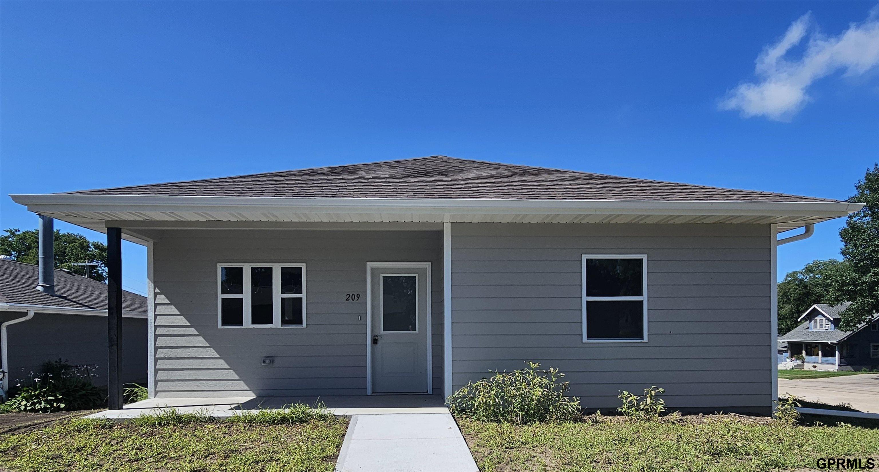 209 E Grove Street — photo