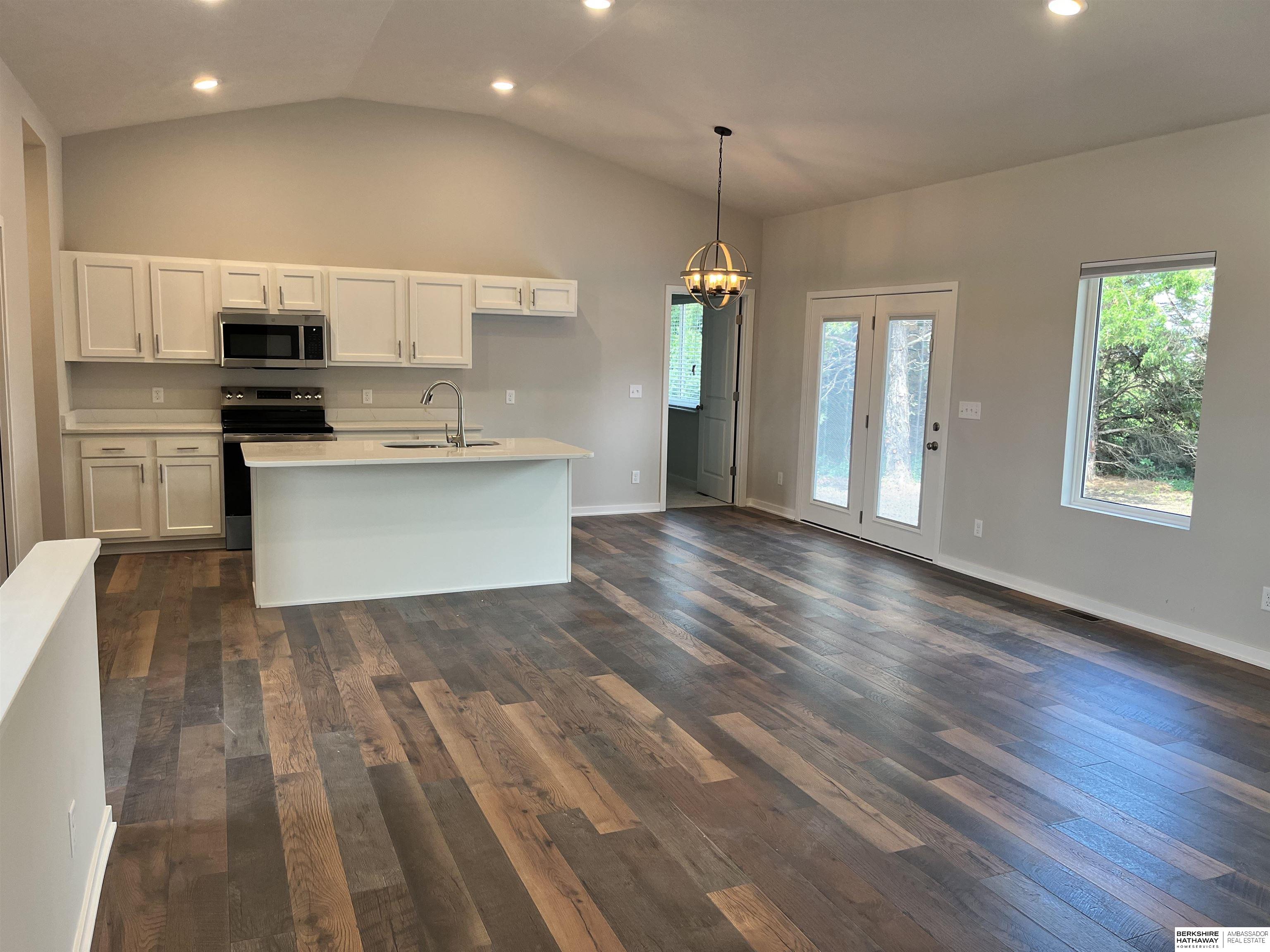 1810 Vivian Lane — photo