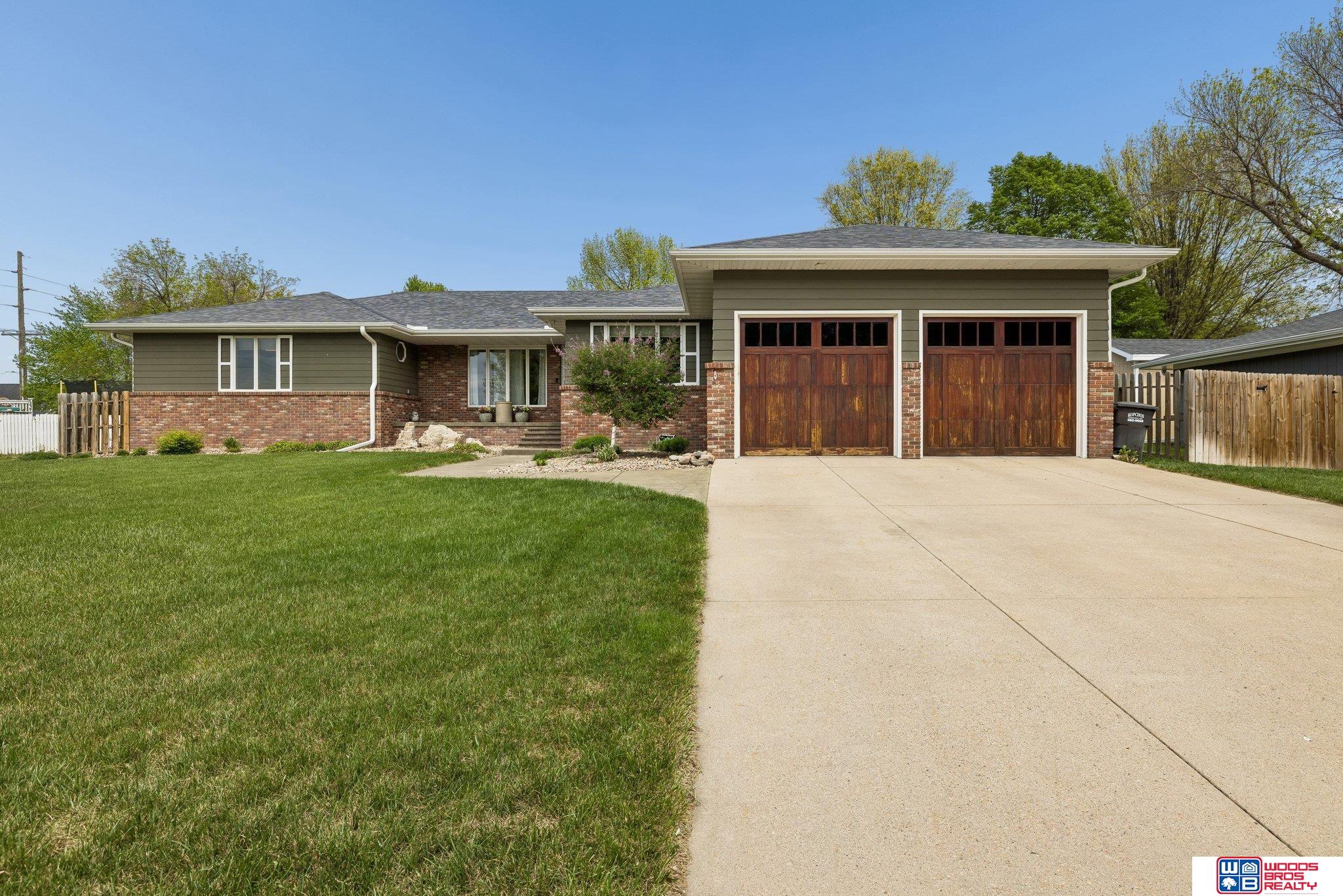 915 Woodcrest Court — photo