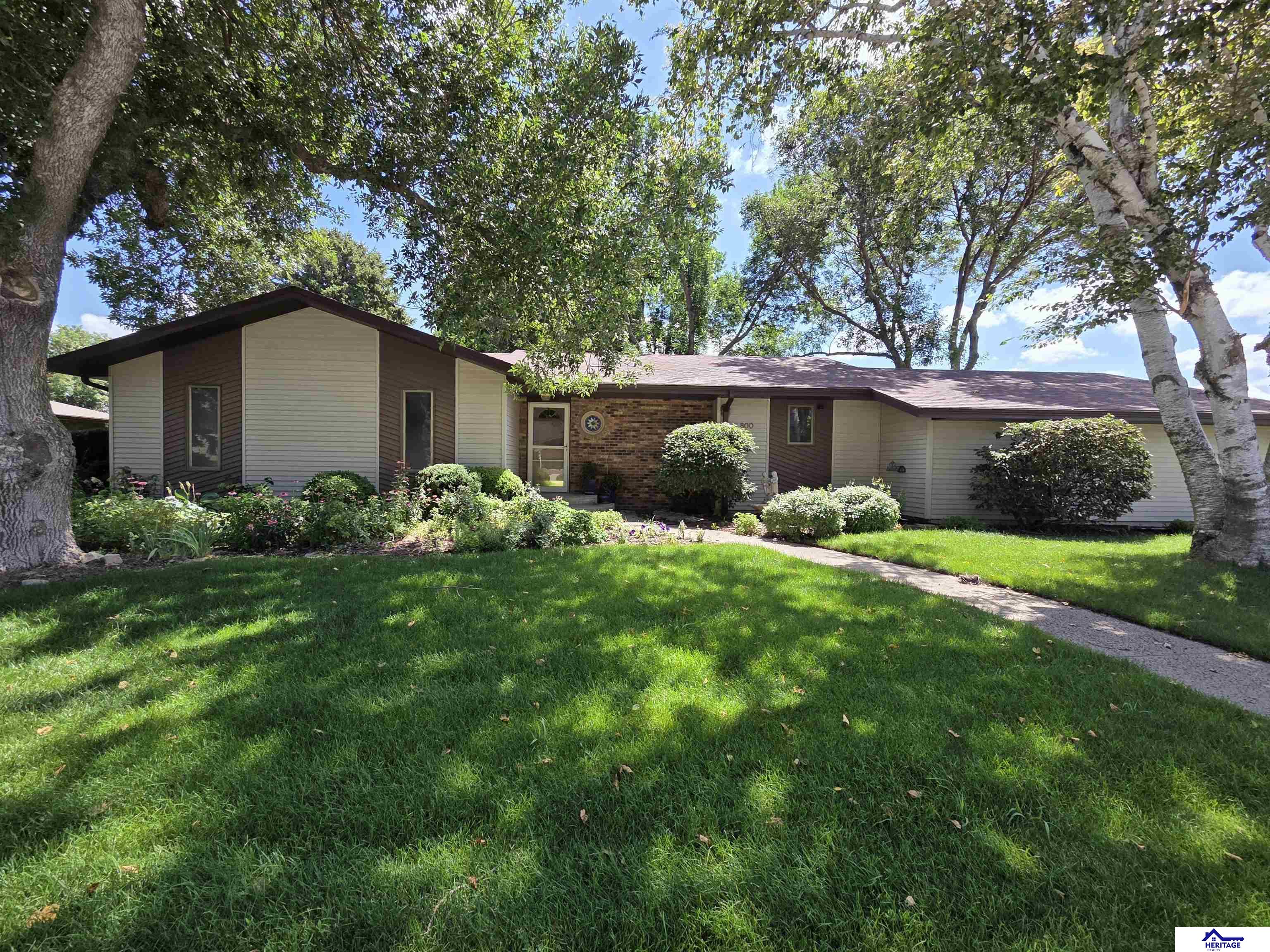 800 Parkview Drive — photo