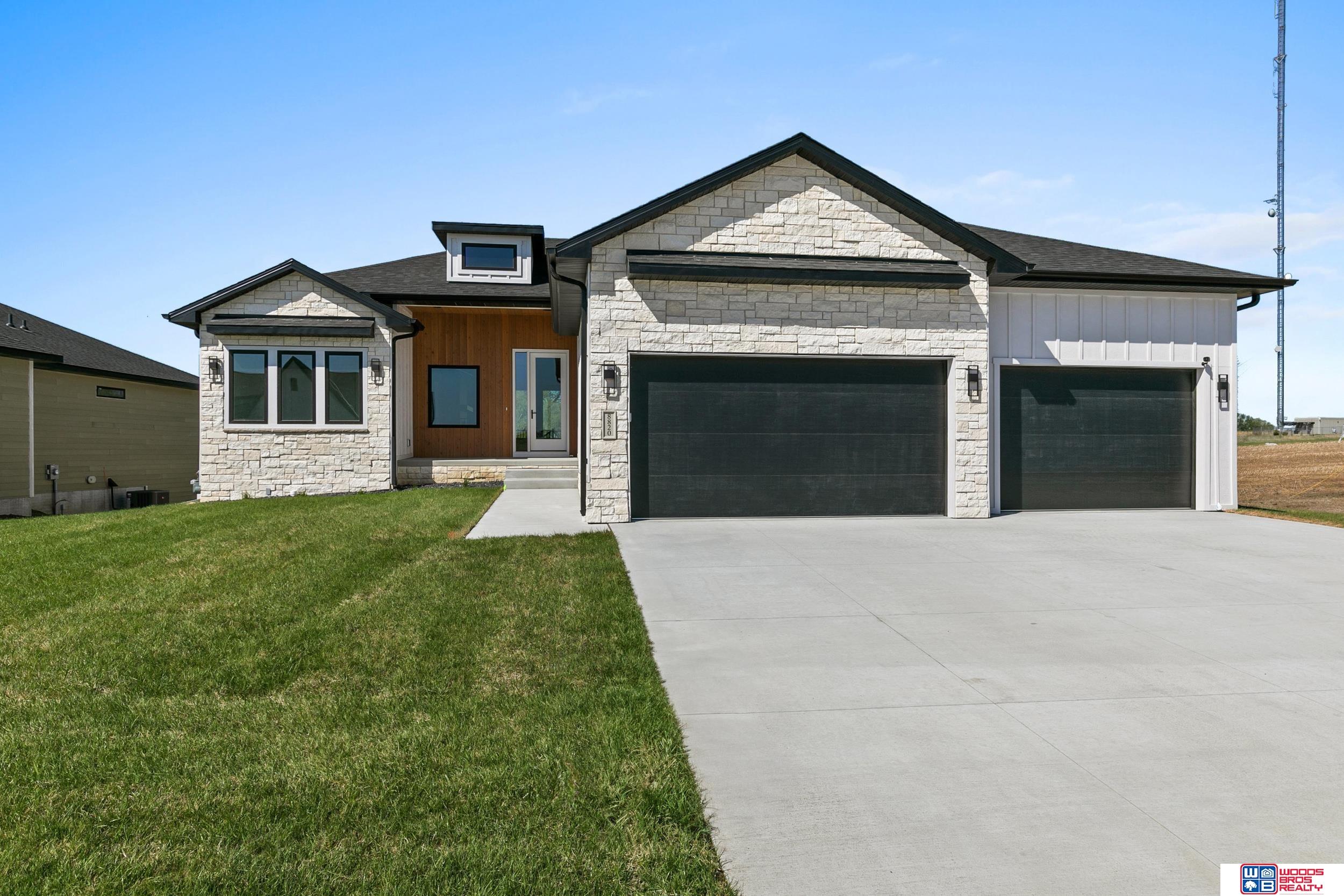 8820 Dragonfly Lane — photo