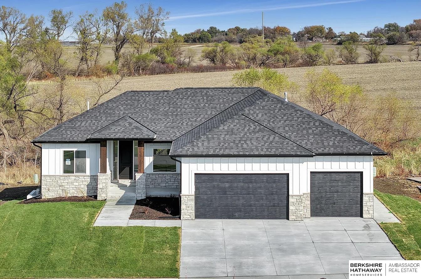 8730 Dragonfly Lane — photo