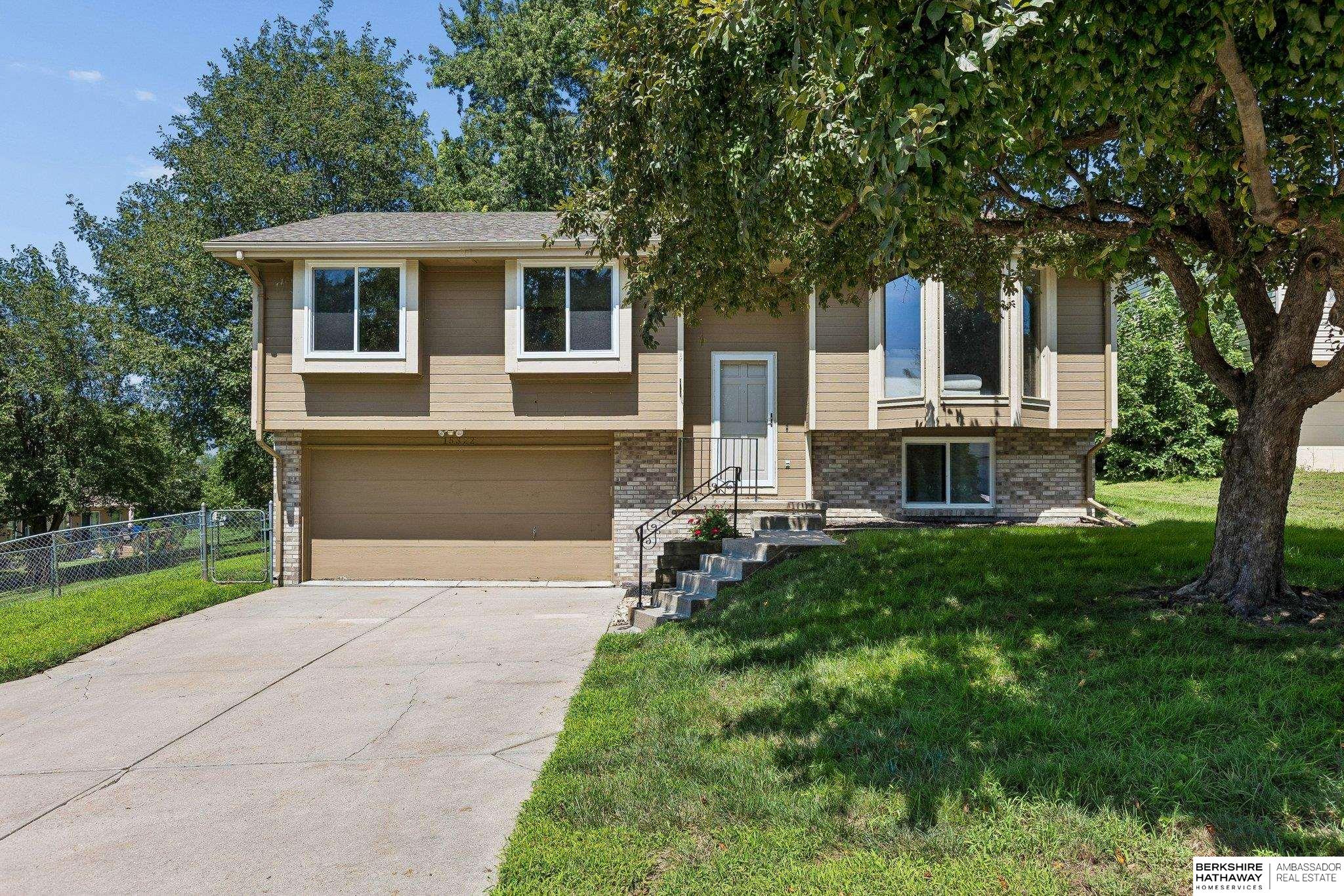 15322 Parker Plaza — photo