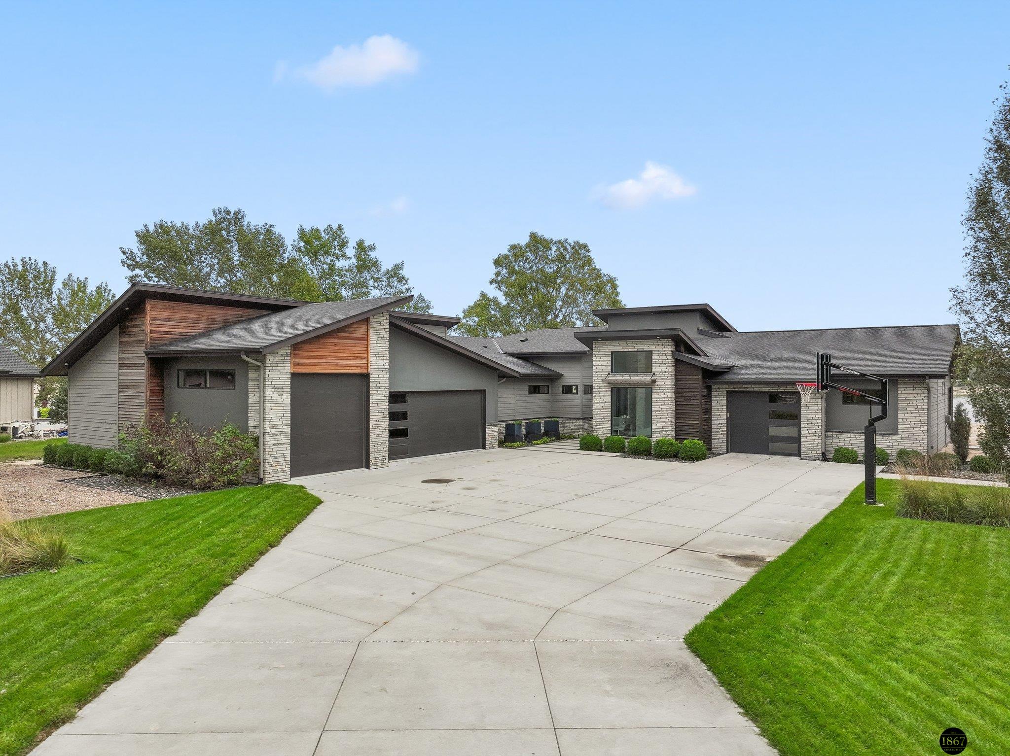 588 Sandy Pointe Place — photo