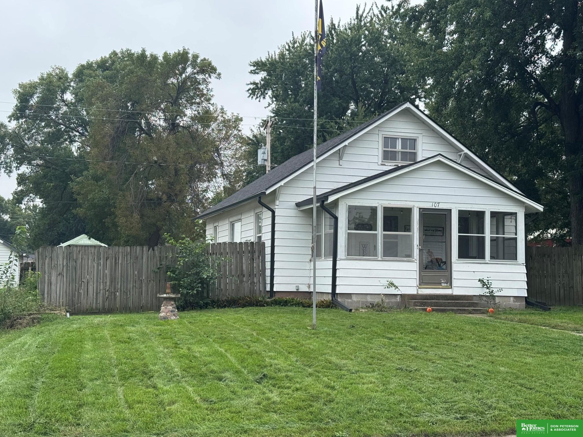 107 W Locust Street — photo