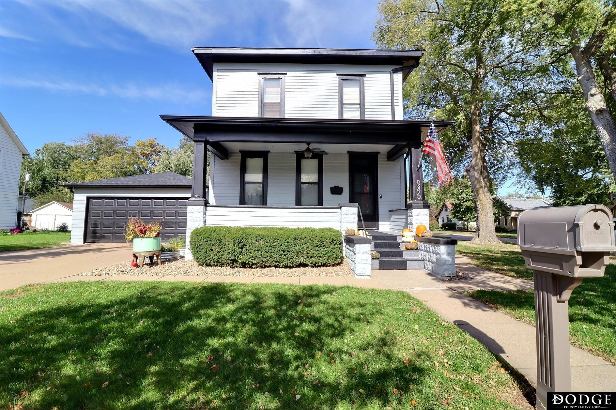 946 E 6th Street — photo