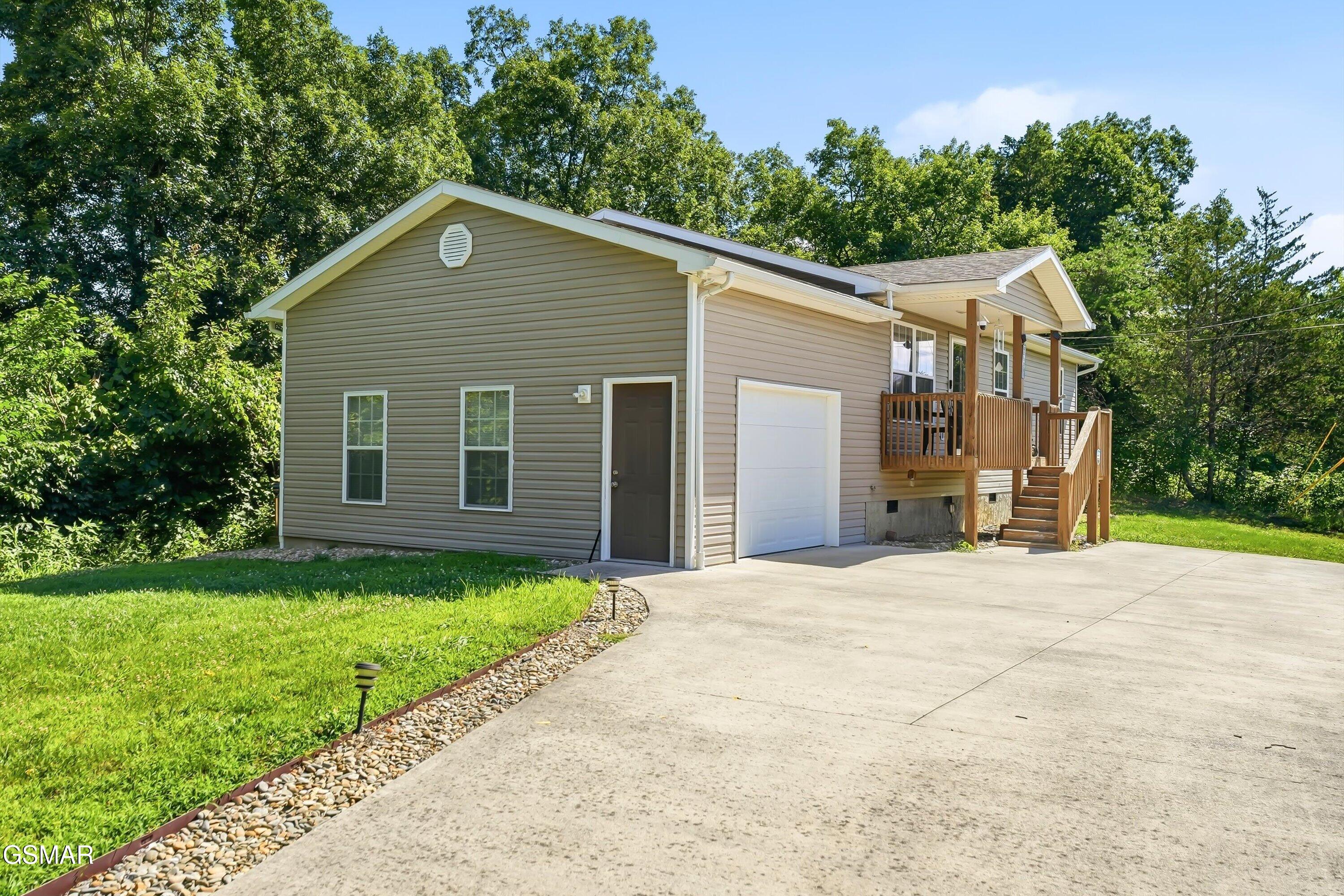 1044 Lake Smoky Road — photo