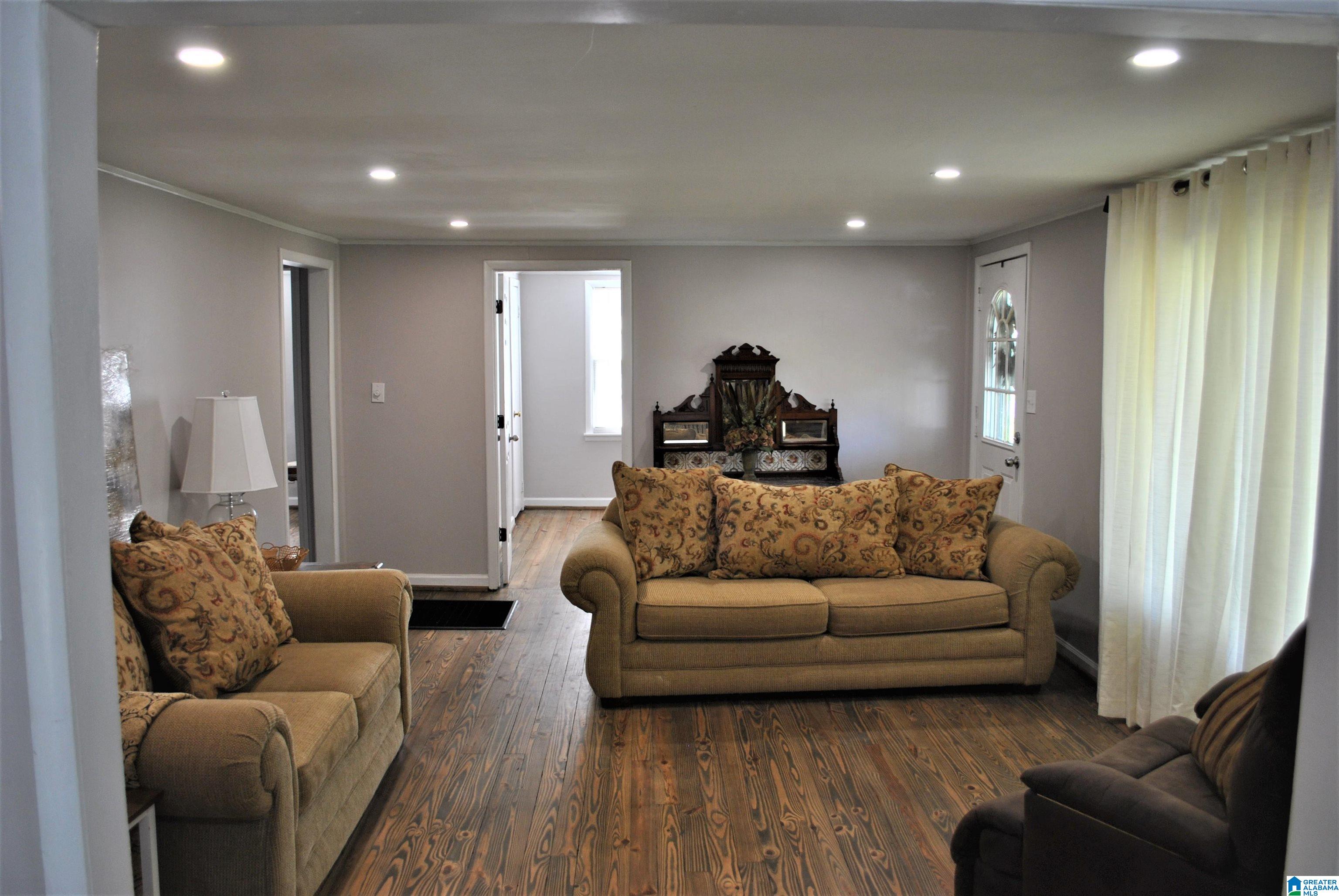 2114 Nixon Drive — photo