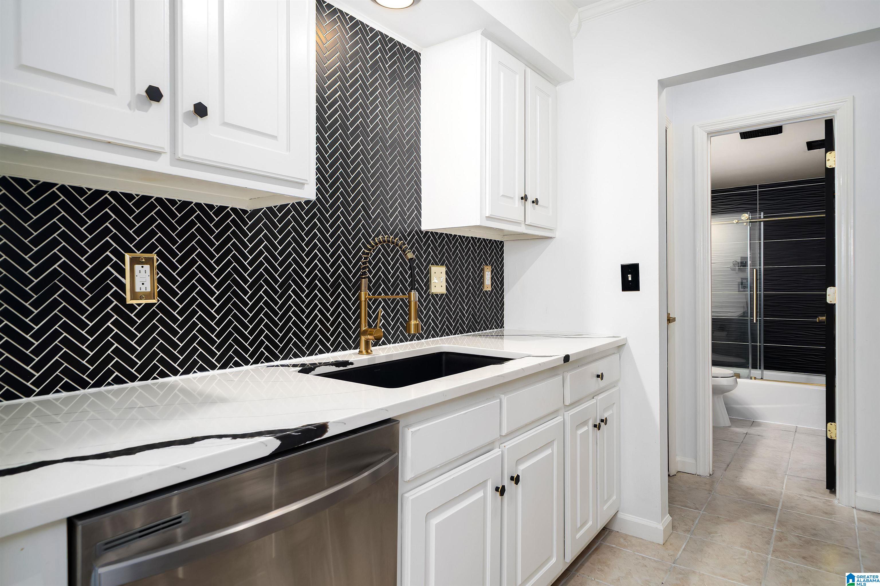 2407 Arlington Crescent D — photo