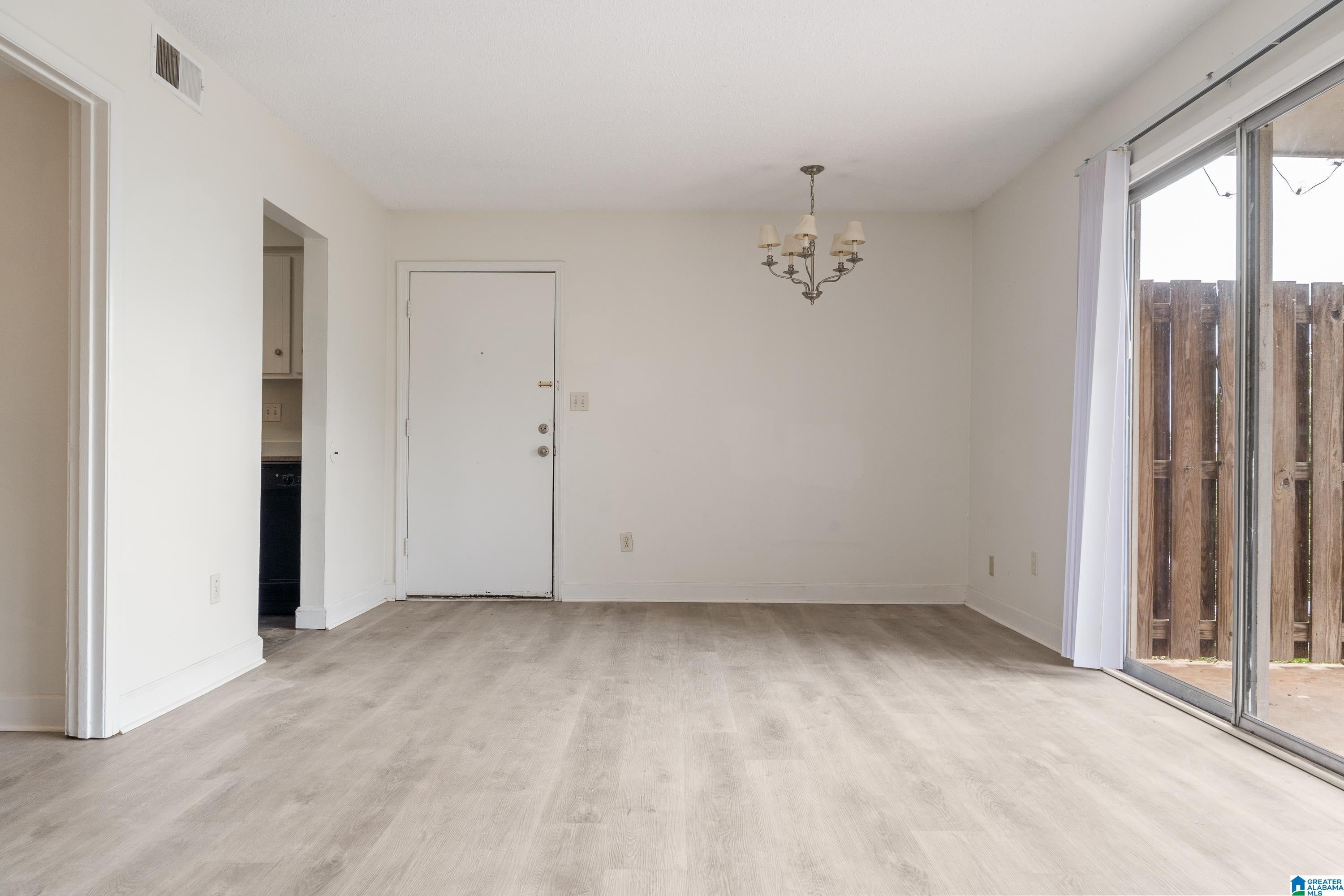 2409 Arlington Crescent D — photo
