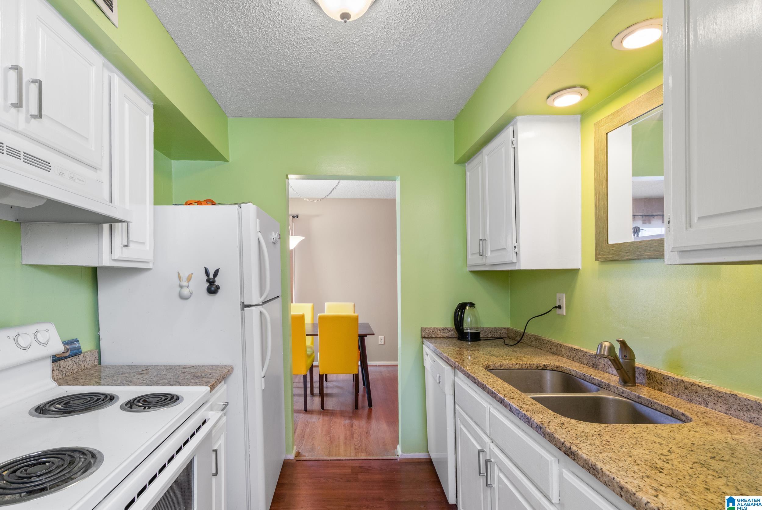 2407 Arlington Crescent E — photo