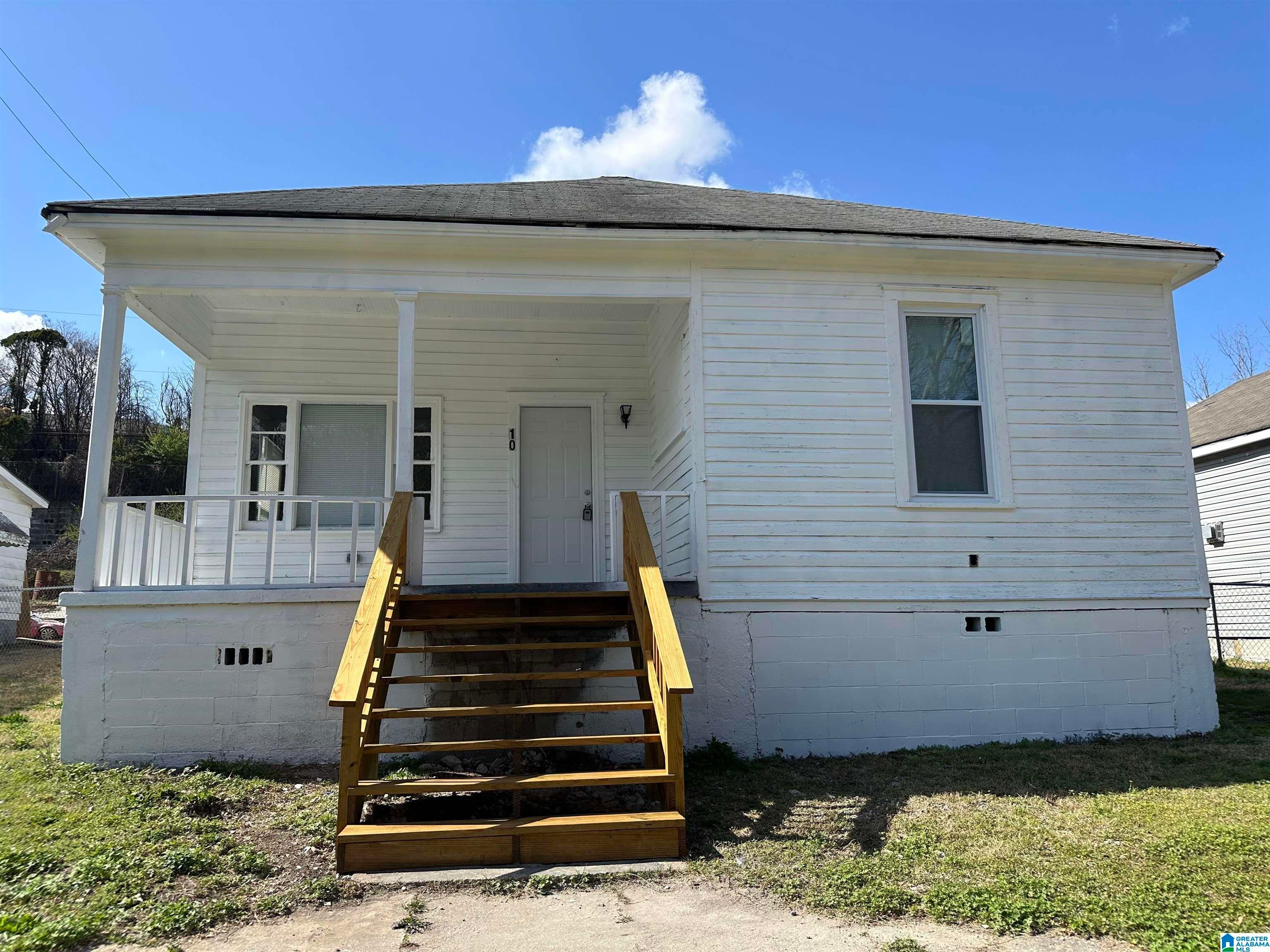 10 Railroad Avenue — photo
