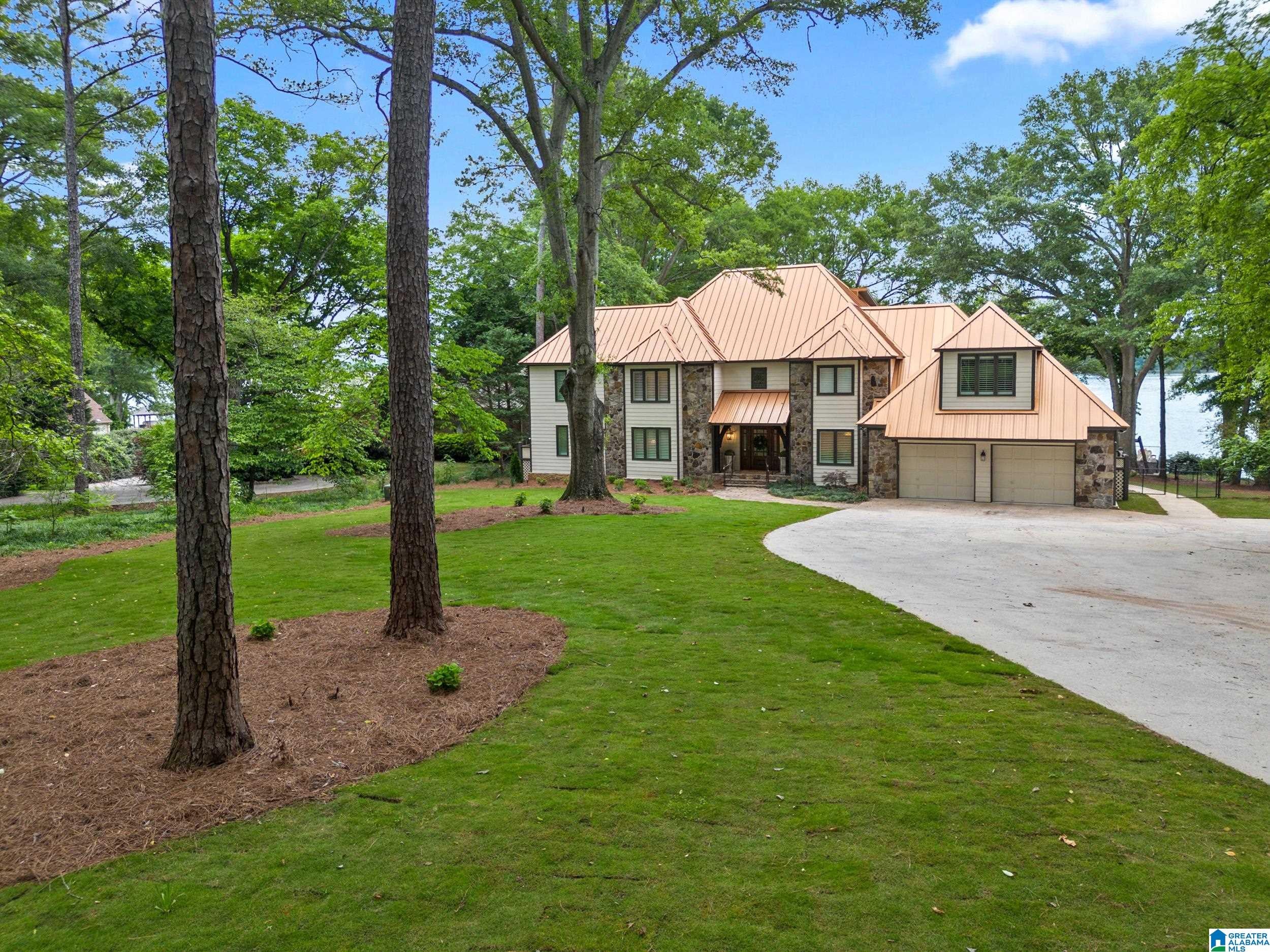 890 River Oaks Drive — photo