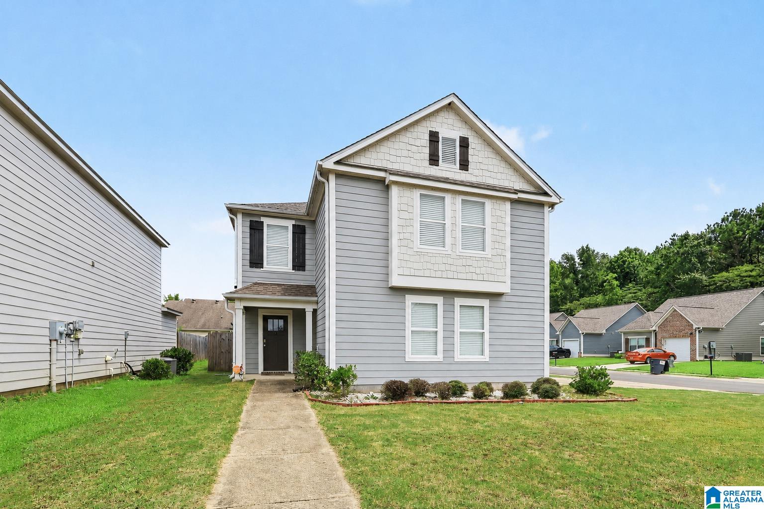 1005 Hawthorn Lane — photo