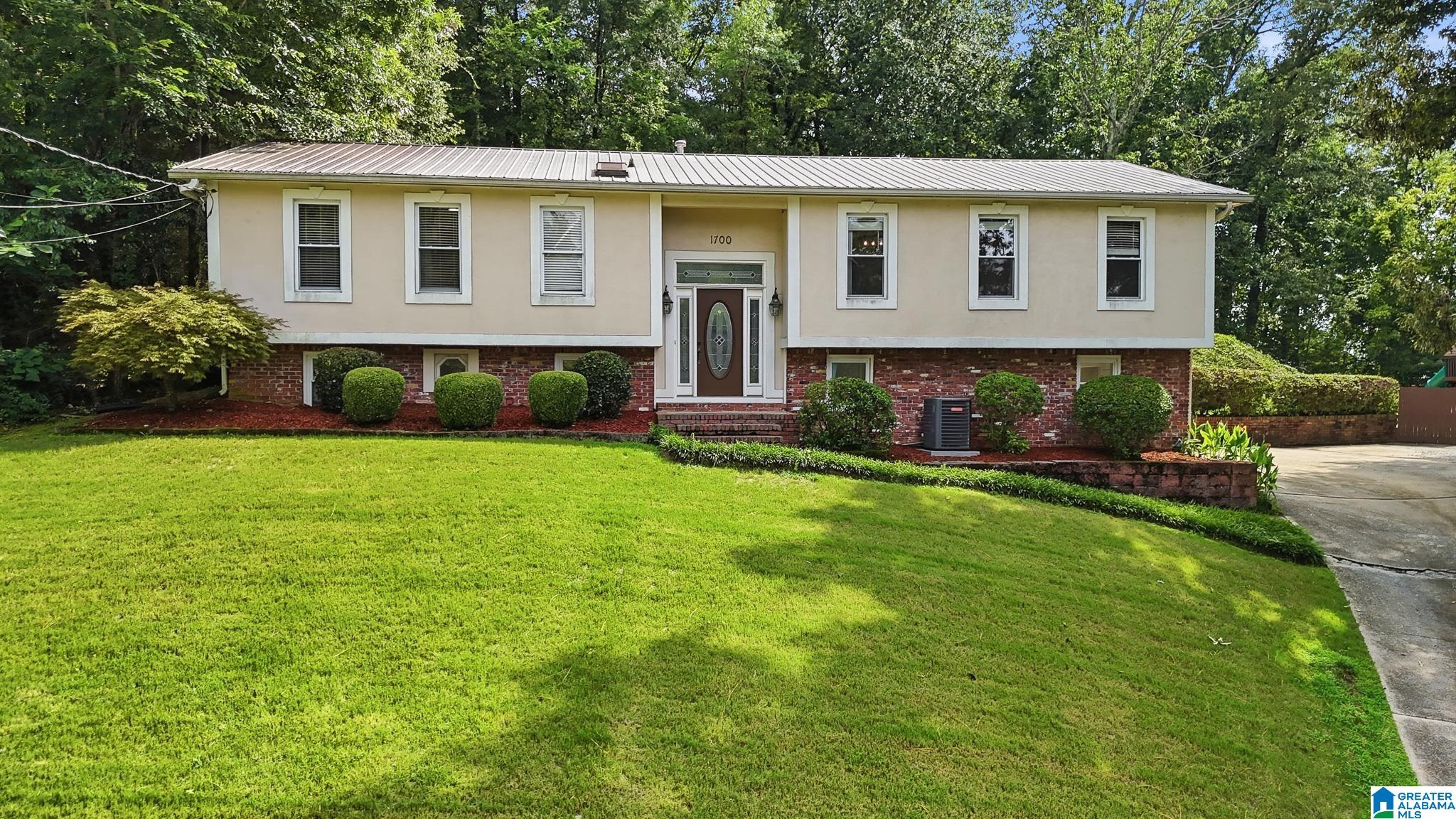 1700 Woodview Circle — photo