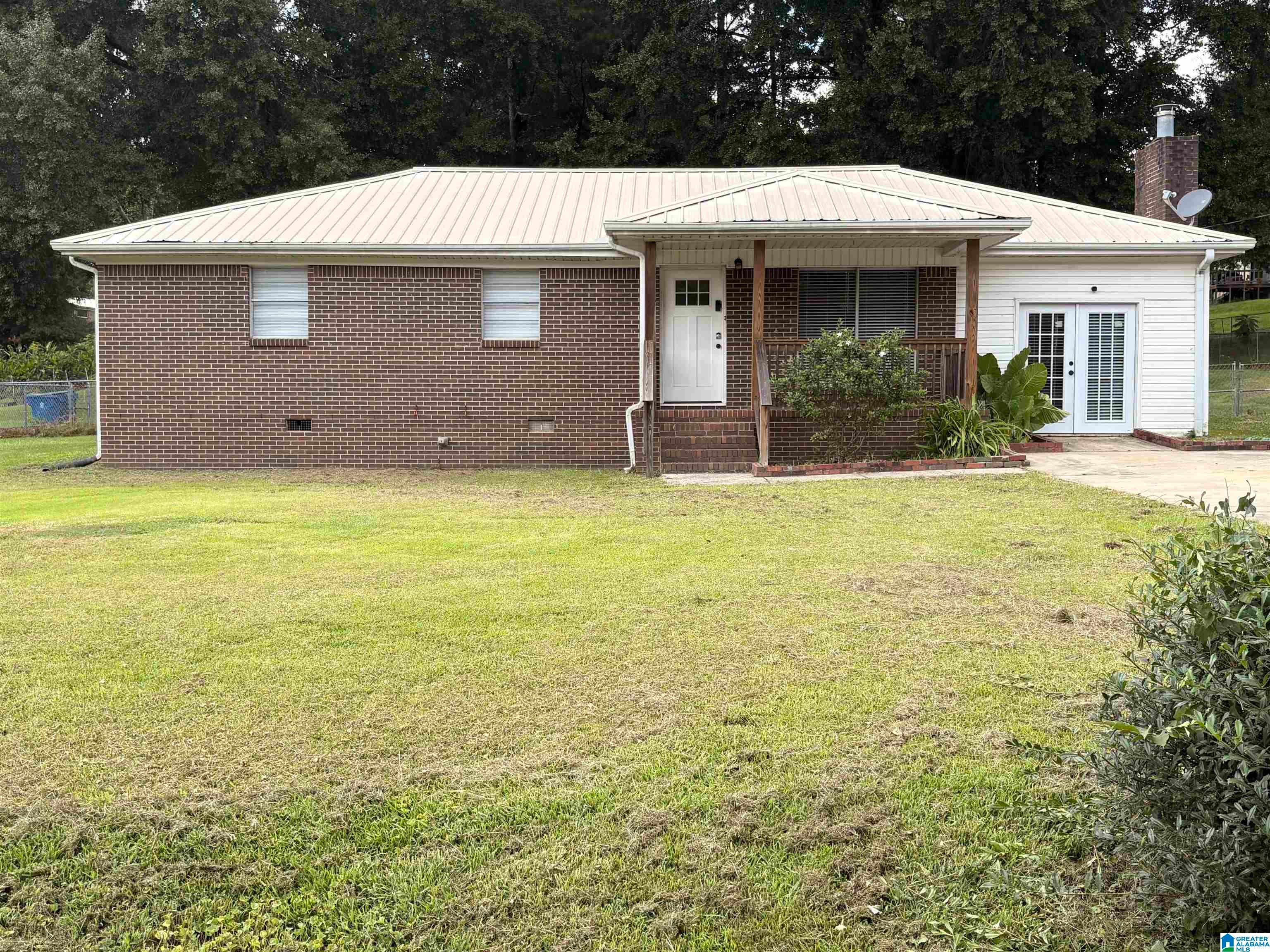 4626 Honeysuckle Road — photo