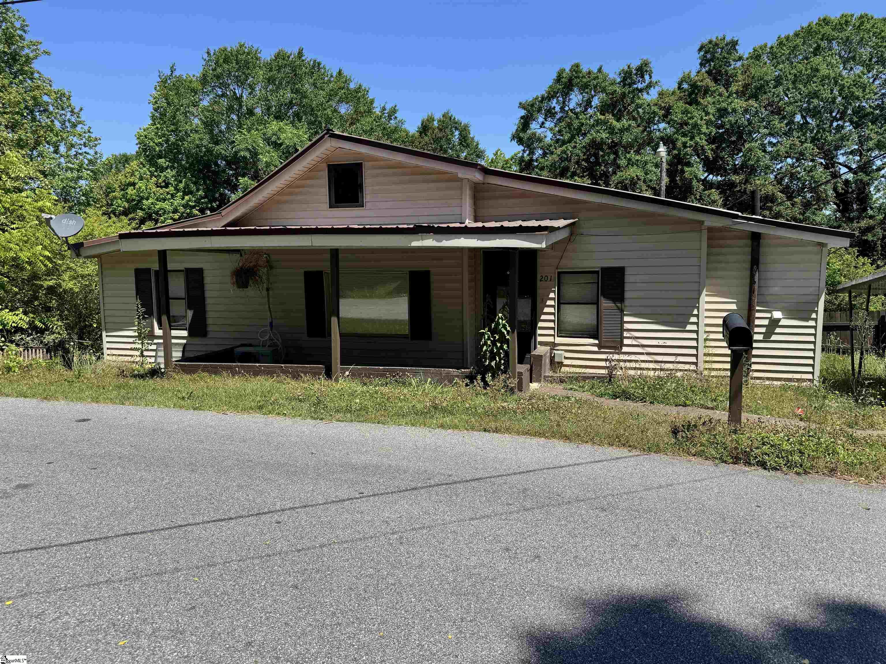 201 Hunters Court — photo