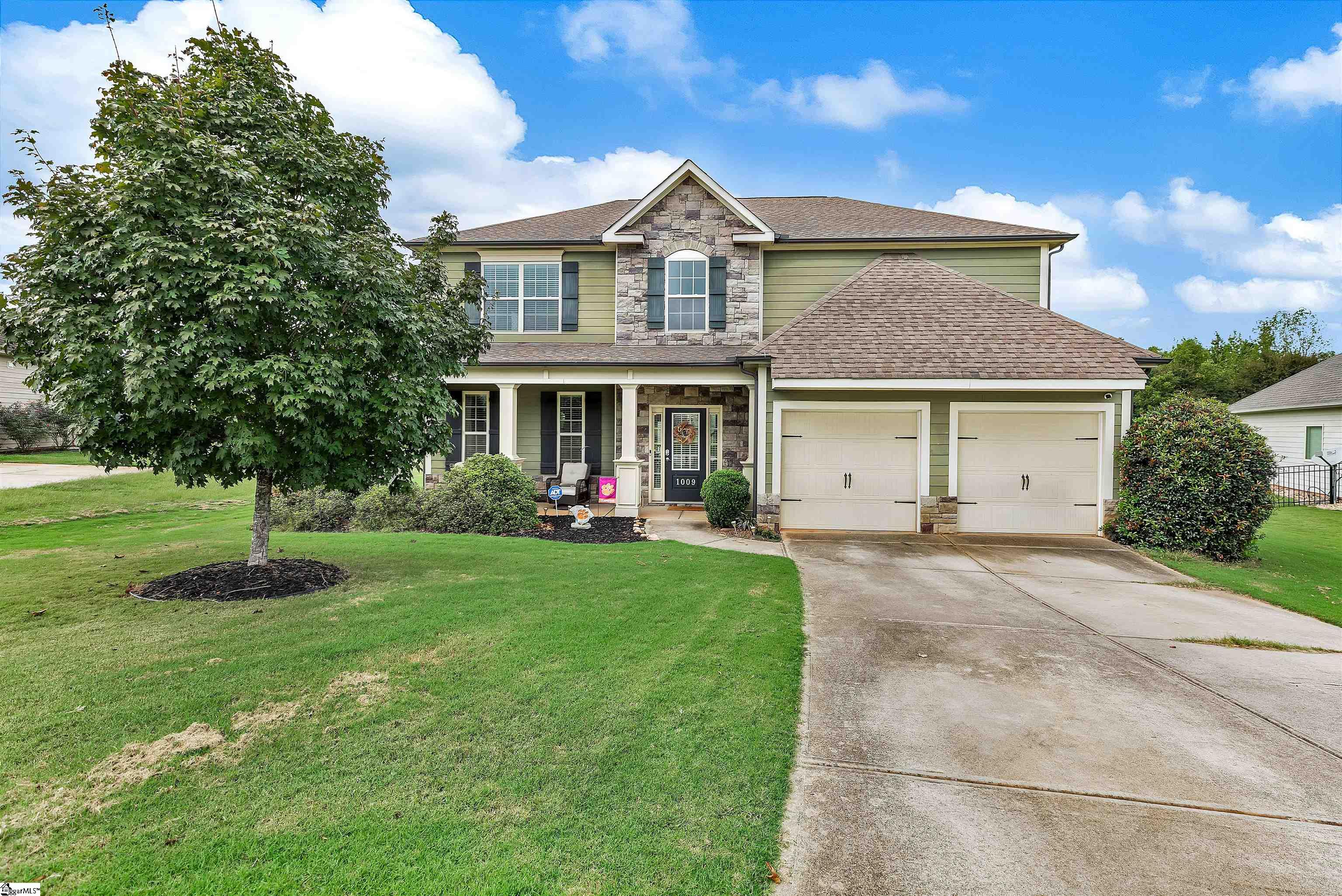 1009 Hillcrest Court — photo