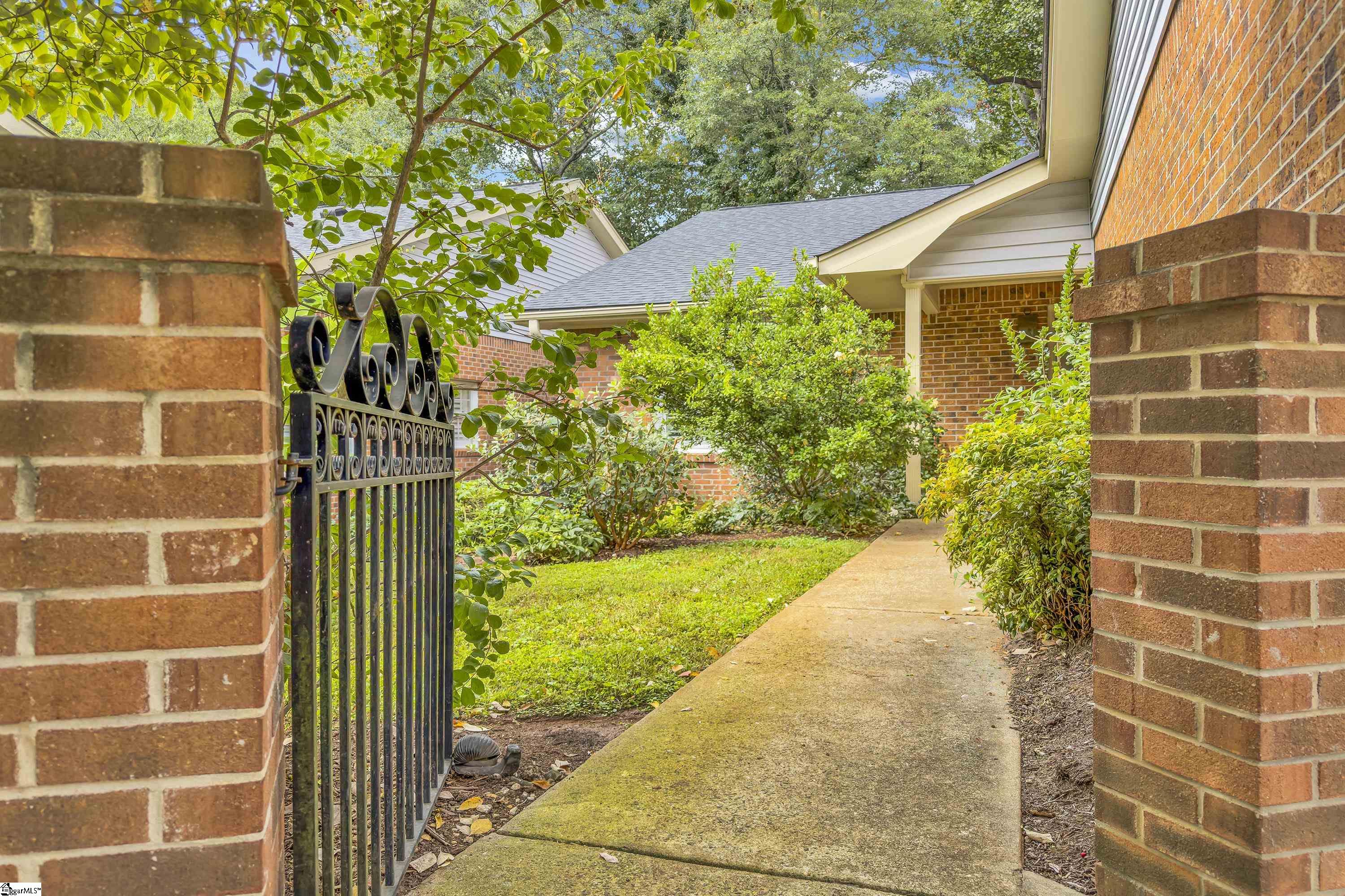 321 Mockingbird Hill — photo