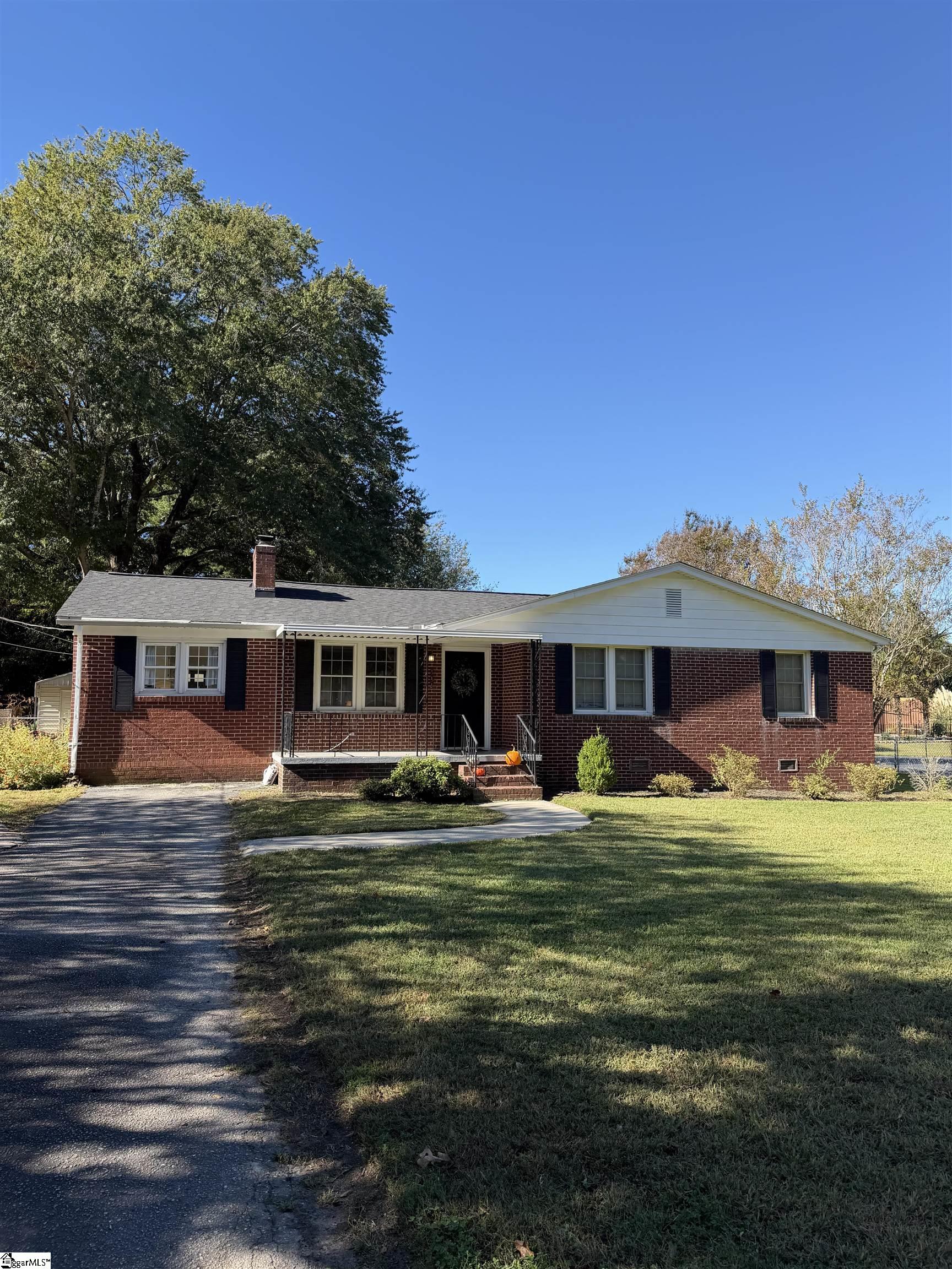 207 Ivy Drive — photo