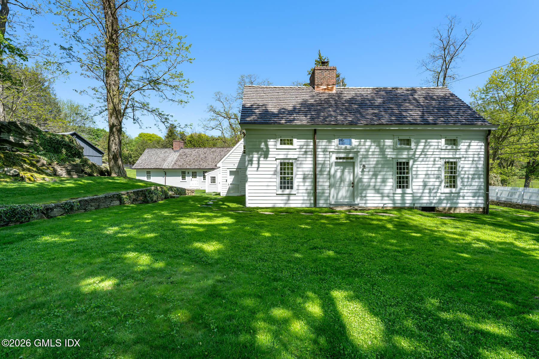 640 Round Hill Road — photo