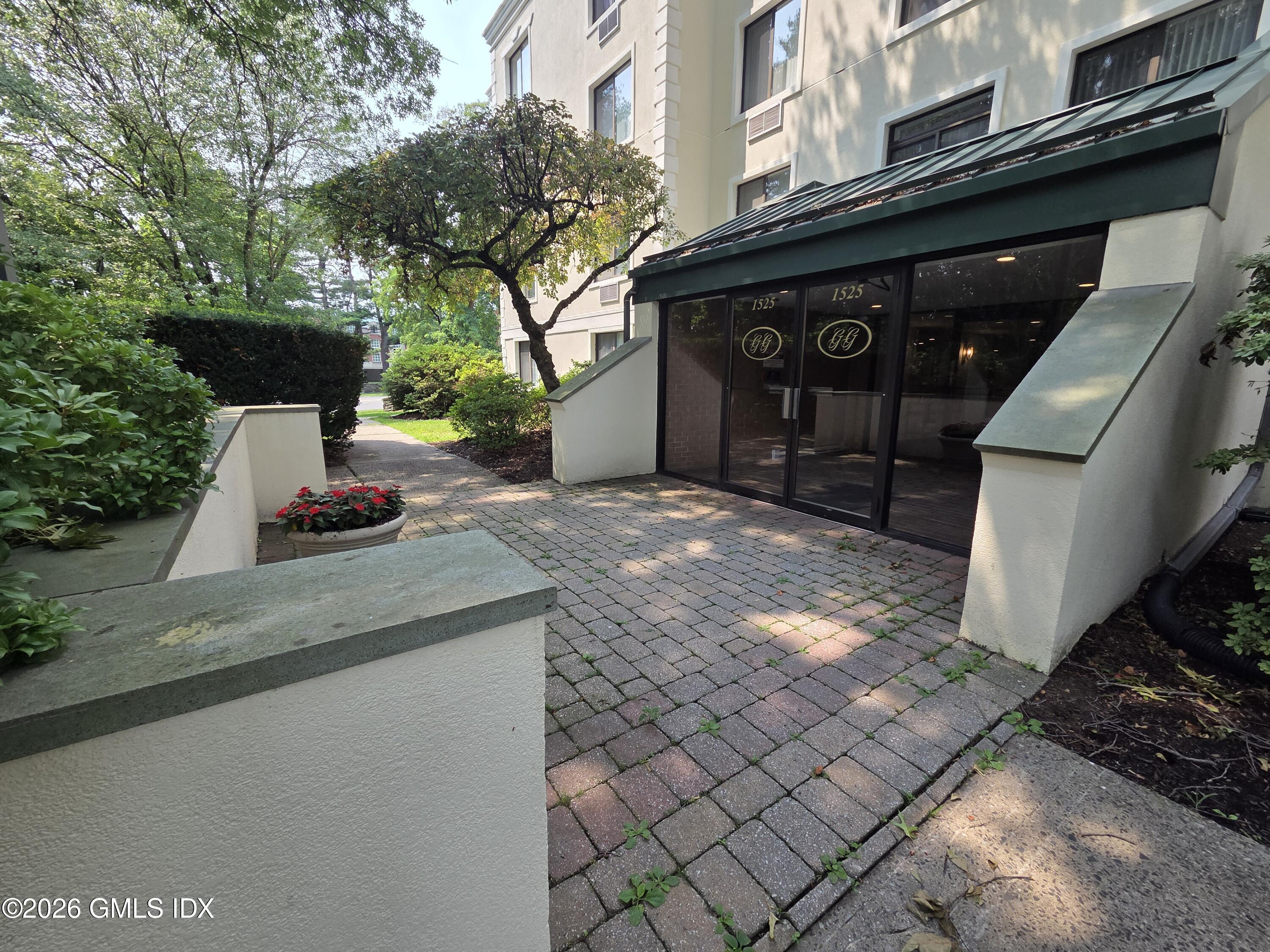 1525 E Putnam Avenue 201 — photo