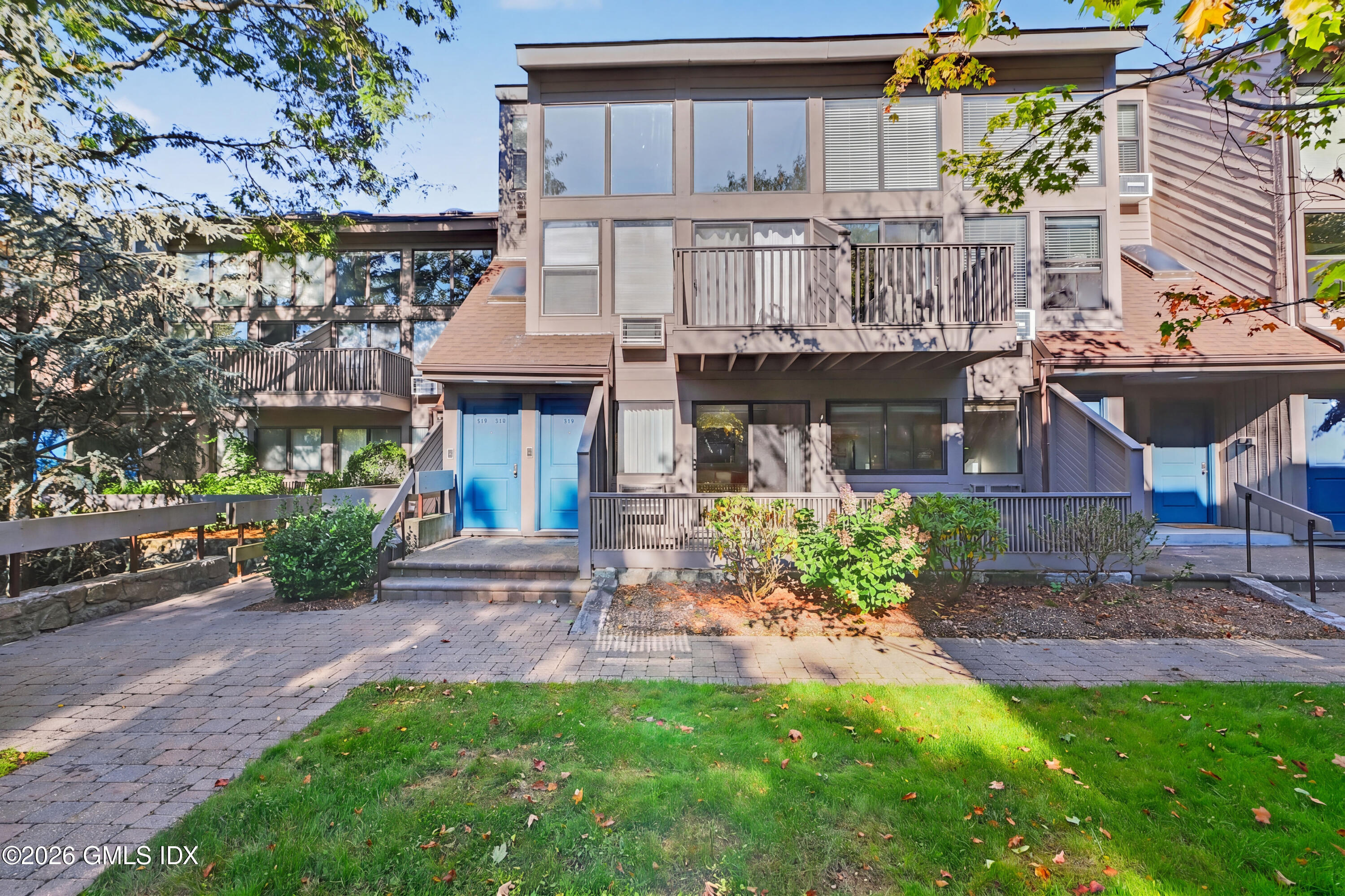 1465 E Putnam Avenue 510 — photo