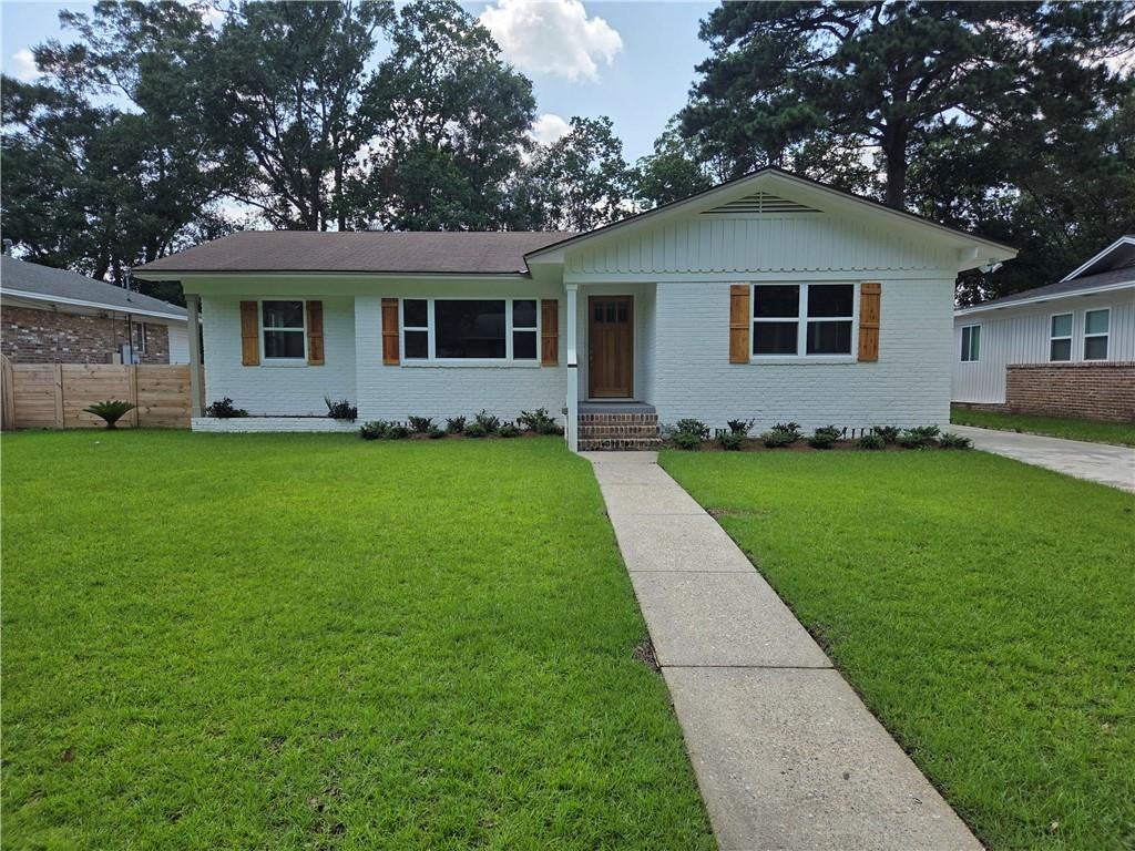 40 Lourando Drive W — photo