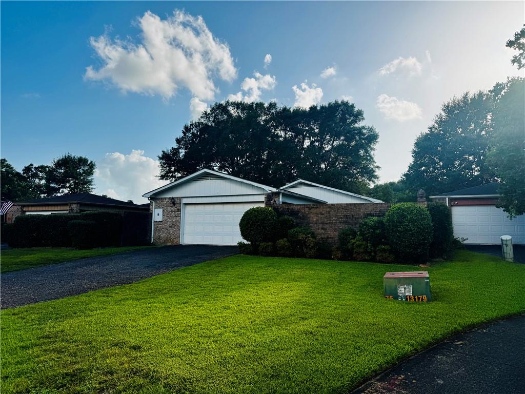 8 Cobblestone Way W — photo