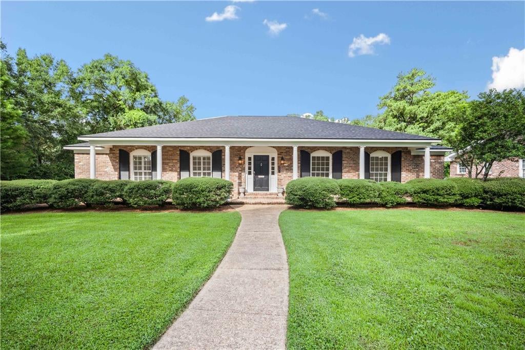 301 Indian Creek Drive E — photo