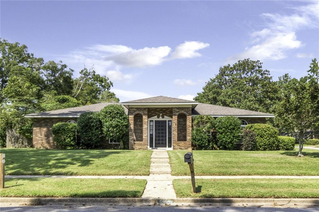 2300 Christopher Drive E, Mobile, AL 36609 — photo 2