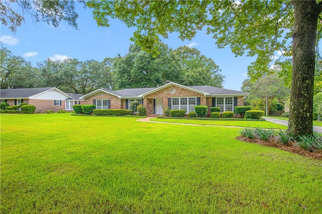 604 Cumberland Road E — photo