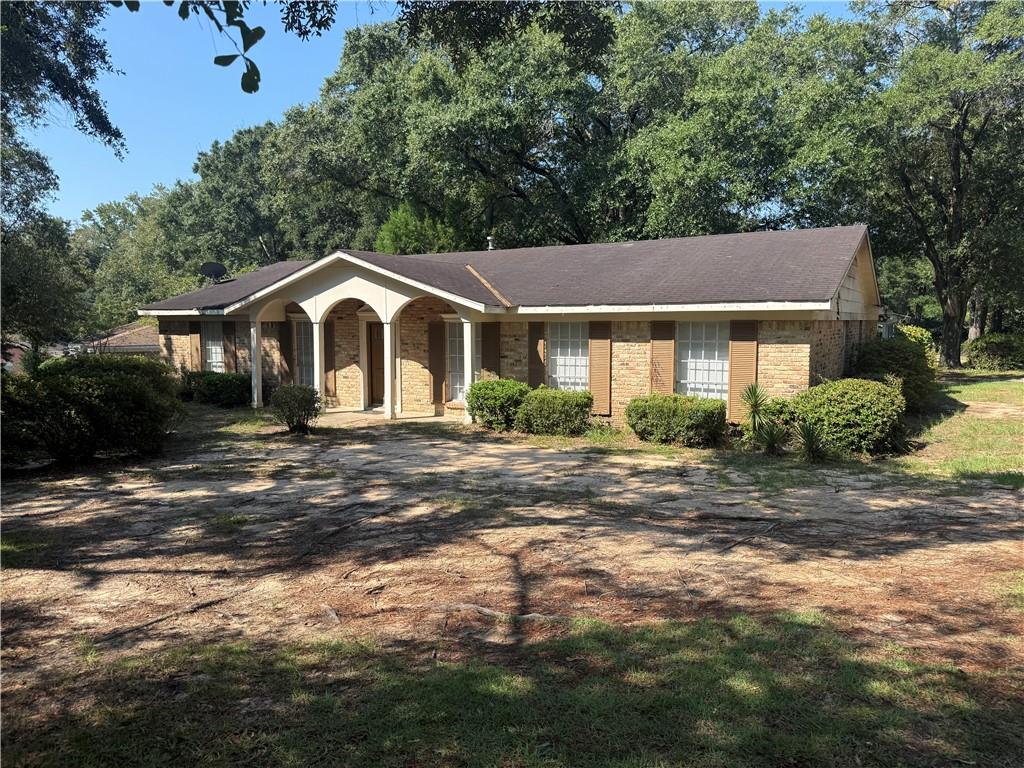 1513 Deerwood Drive E — photo
