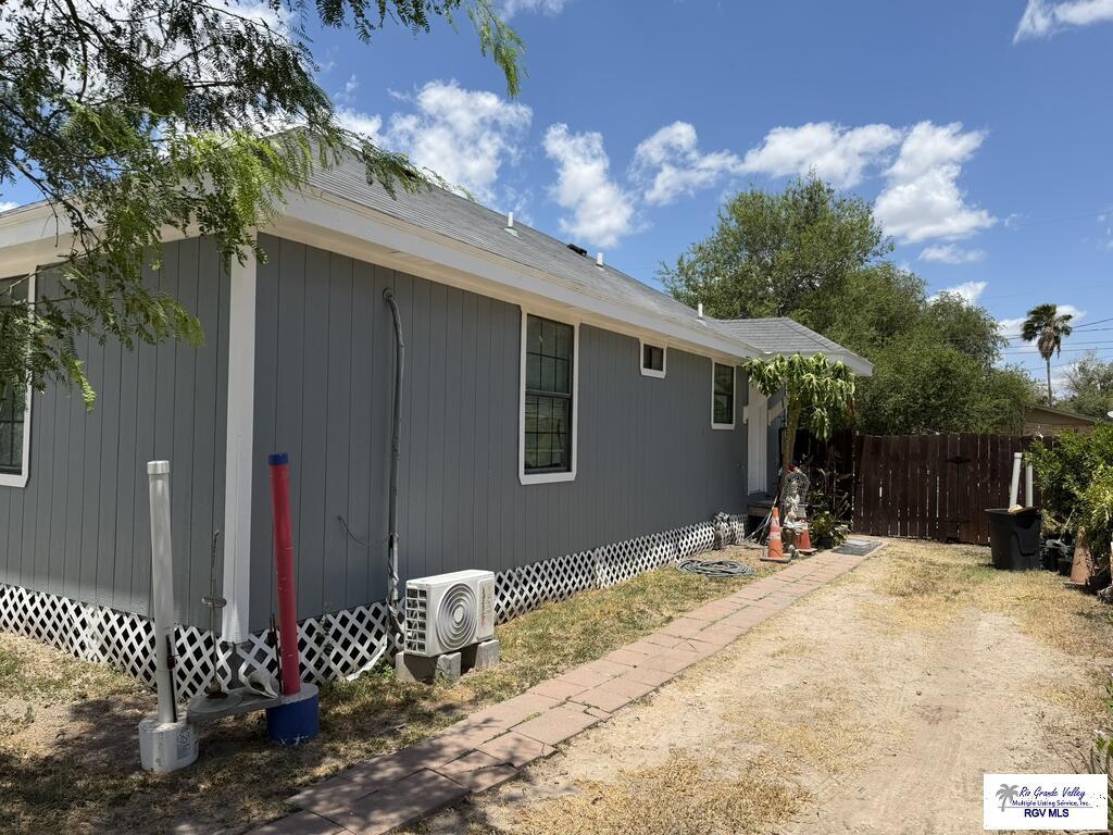 206 W Hazel St — photo