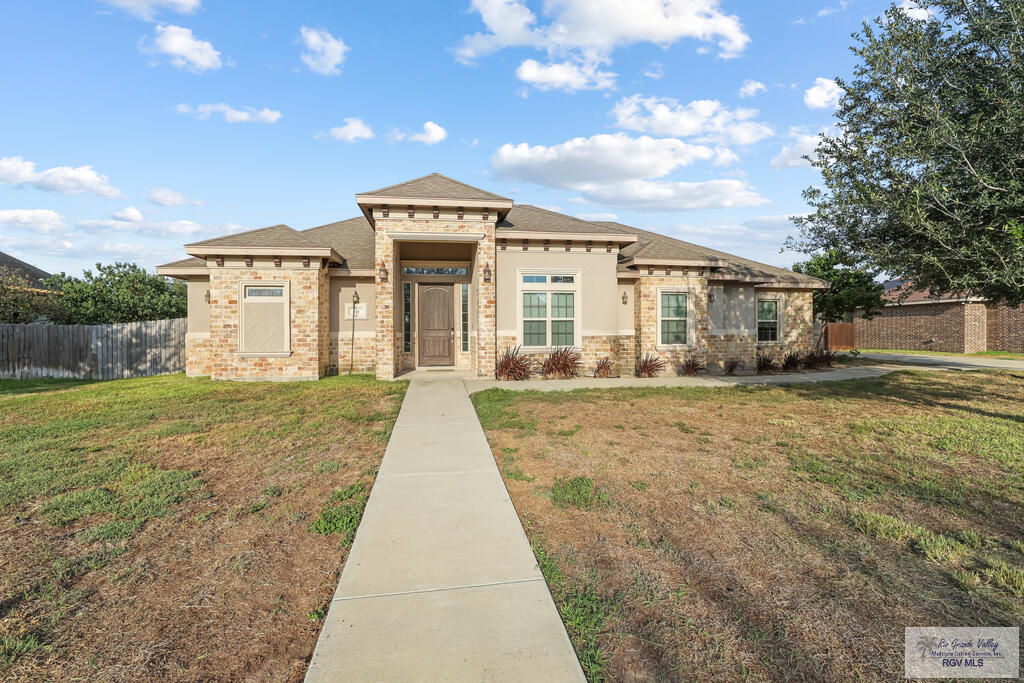 218 Kingfisher Court — photo