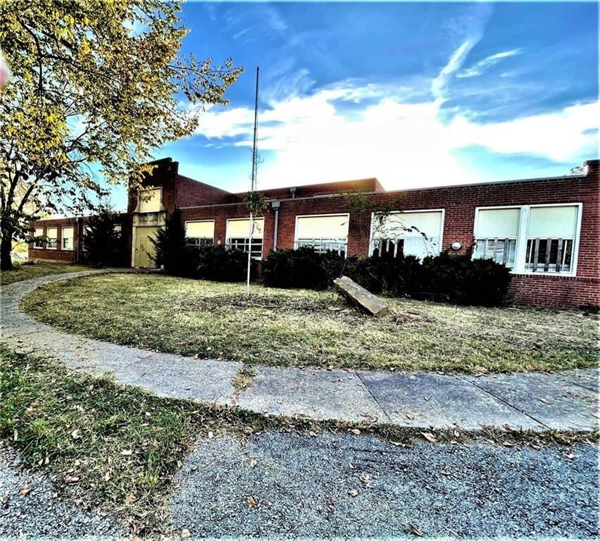 455 Schools Way — photo