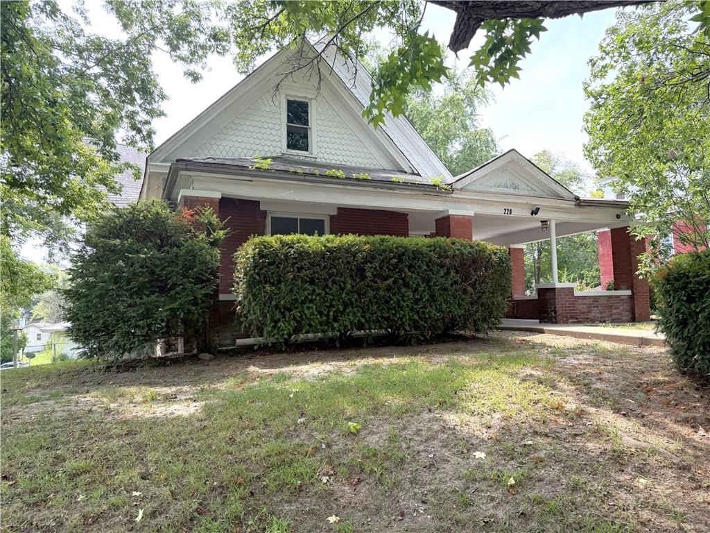 220 E Benton Street — photo