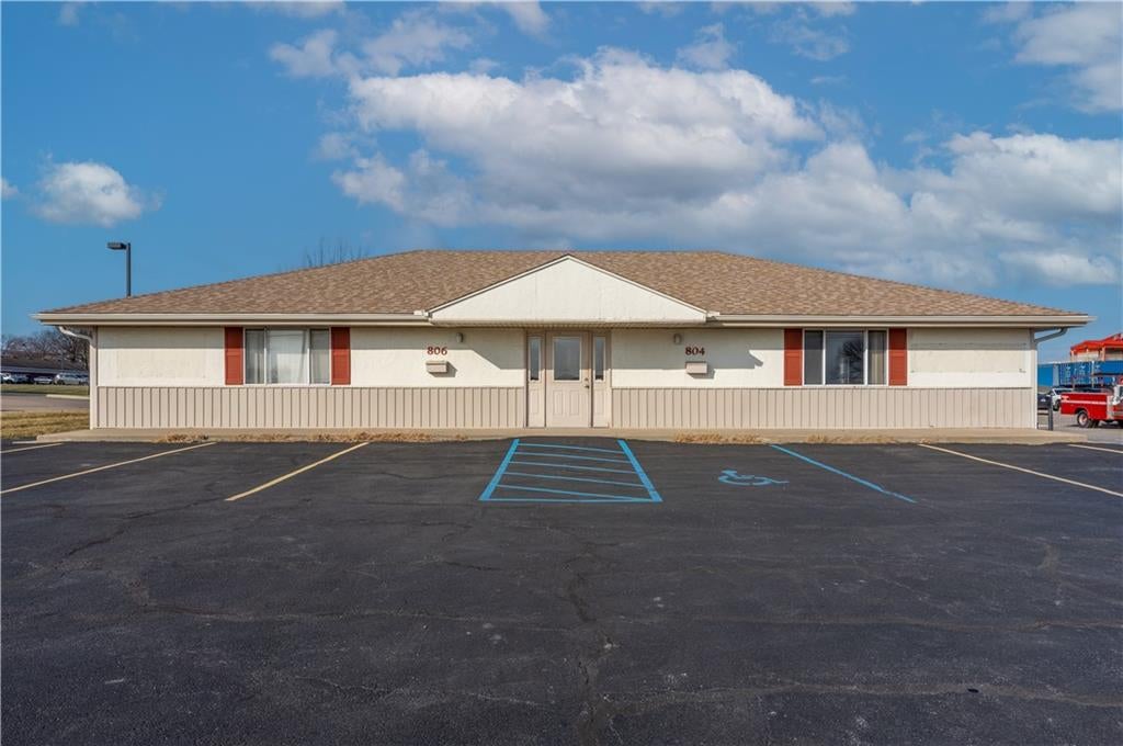 804 & 806 Winchester Drive — photo