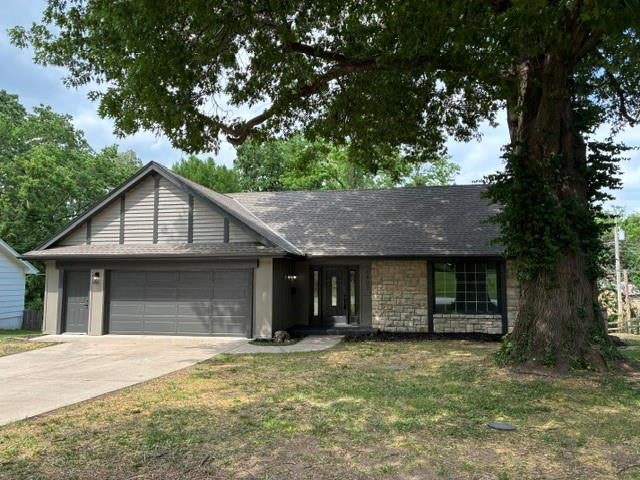 6807 Lakeshore Drive — photo